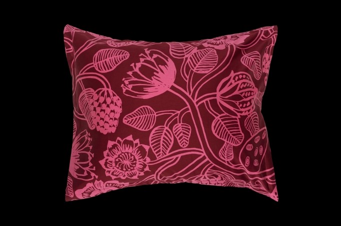 Pinkki Tiara-tyynyliina mustalla taustalla.