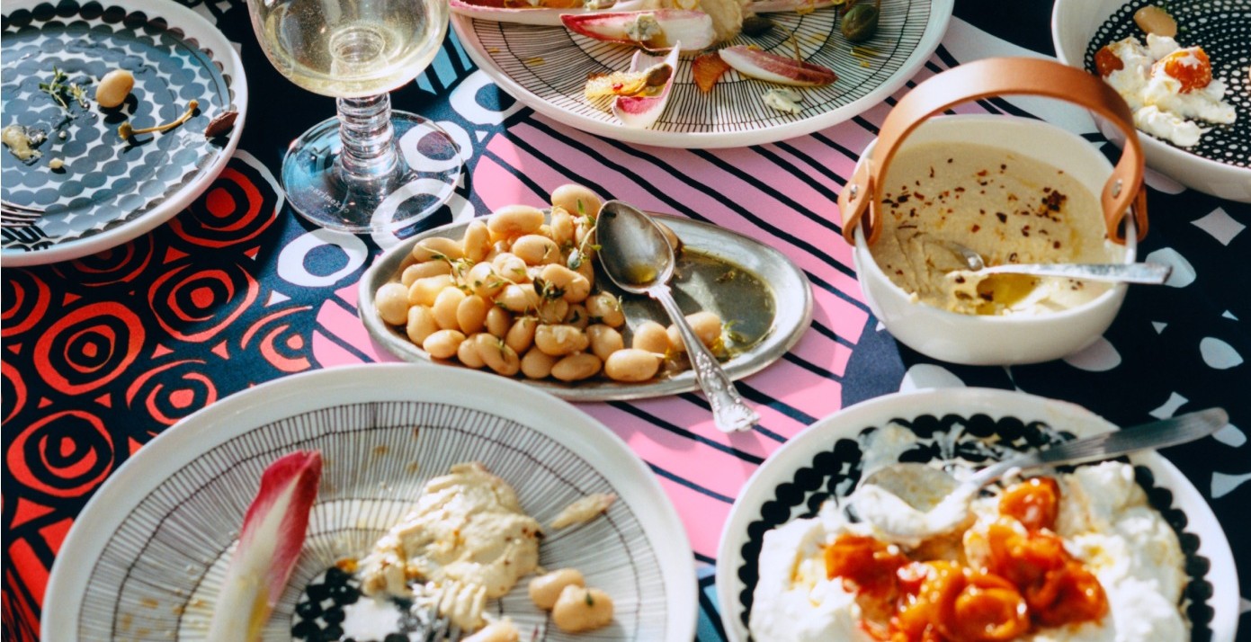Tablesetting with different patterns combined.