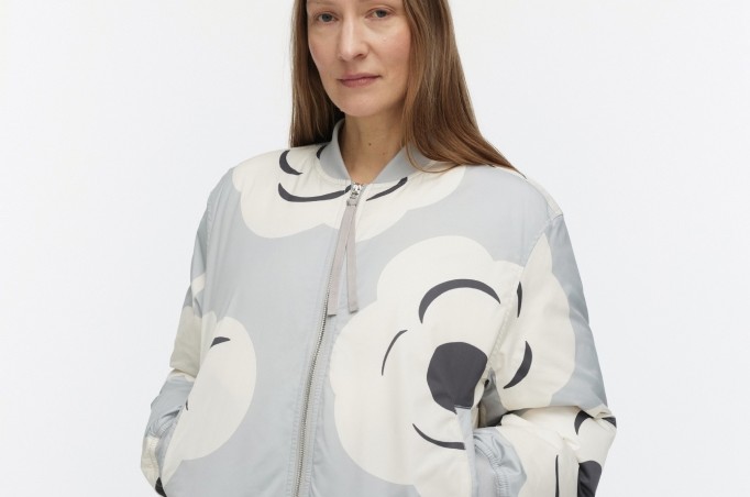 Malli yllään Blossa Tumma -takki.