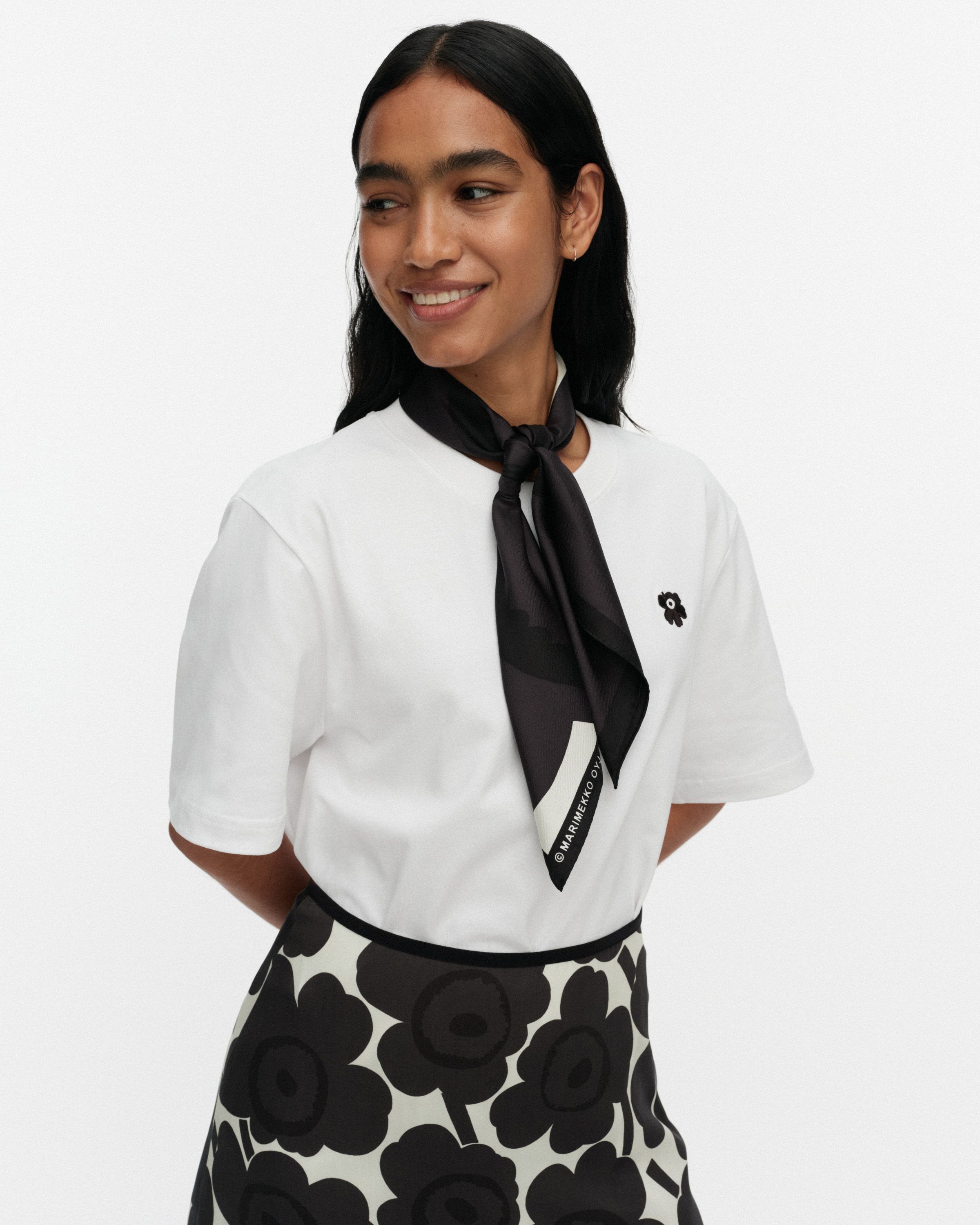 Lauhtua Unikko Silk scarf | Marimekko