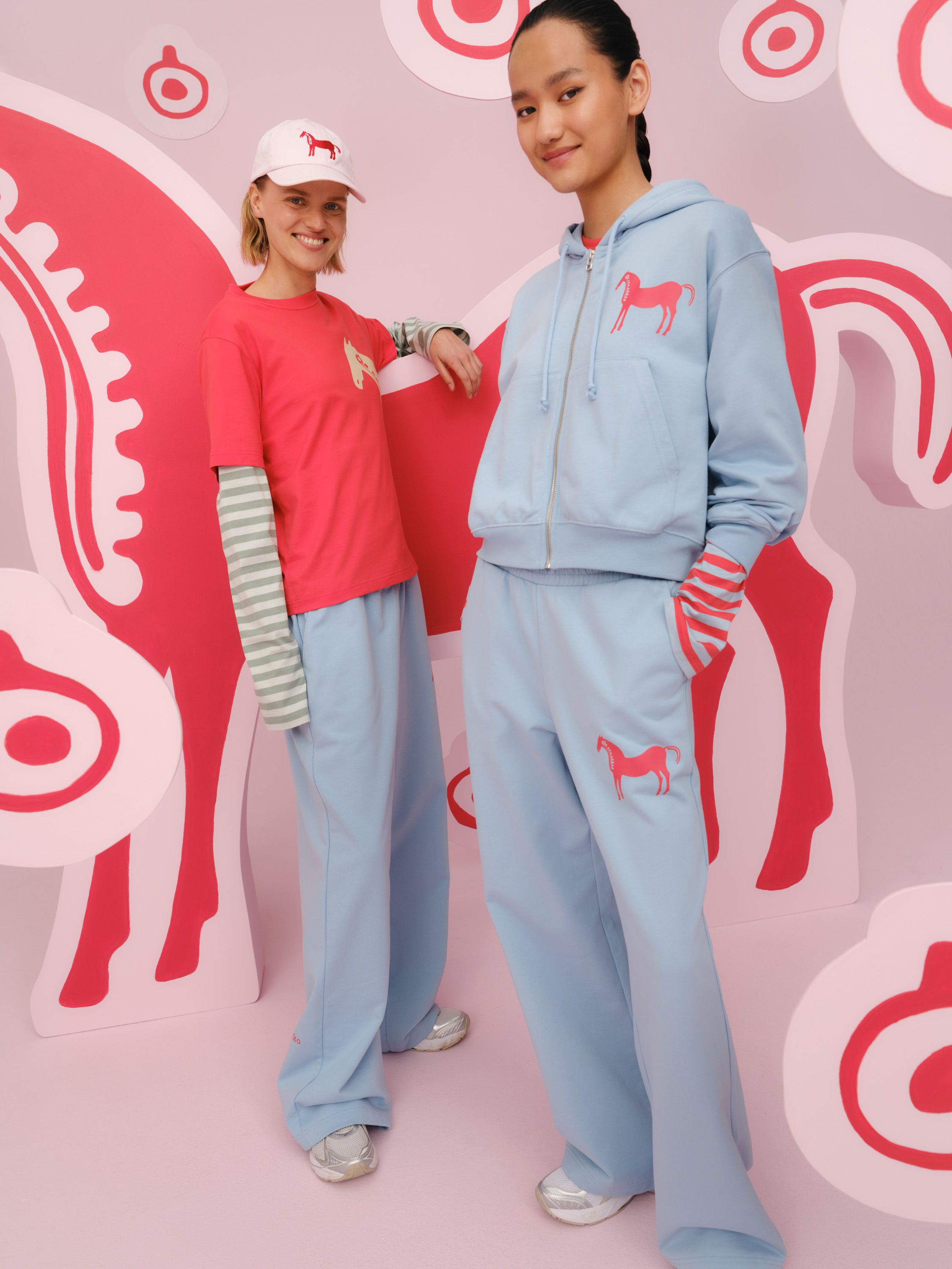 Models wearing Kioski shirts, hoodie and trousers in Musta Tamma pattern.