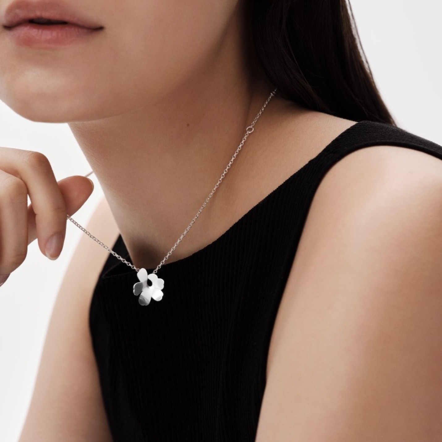 Malli, jolla on Kalevala x Marimekko -korvakoru ja -kaulakoru.