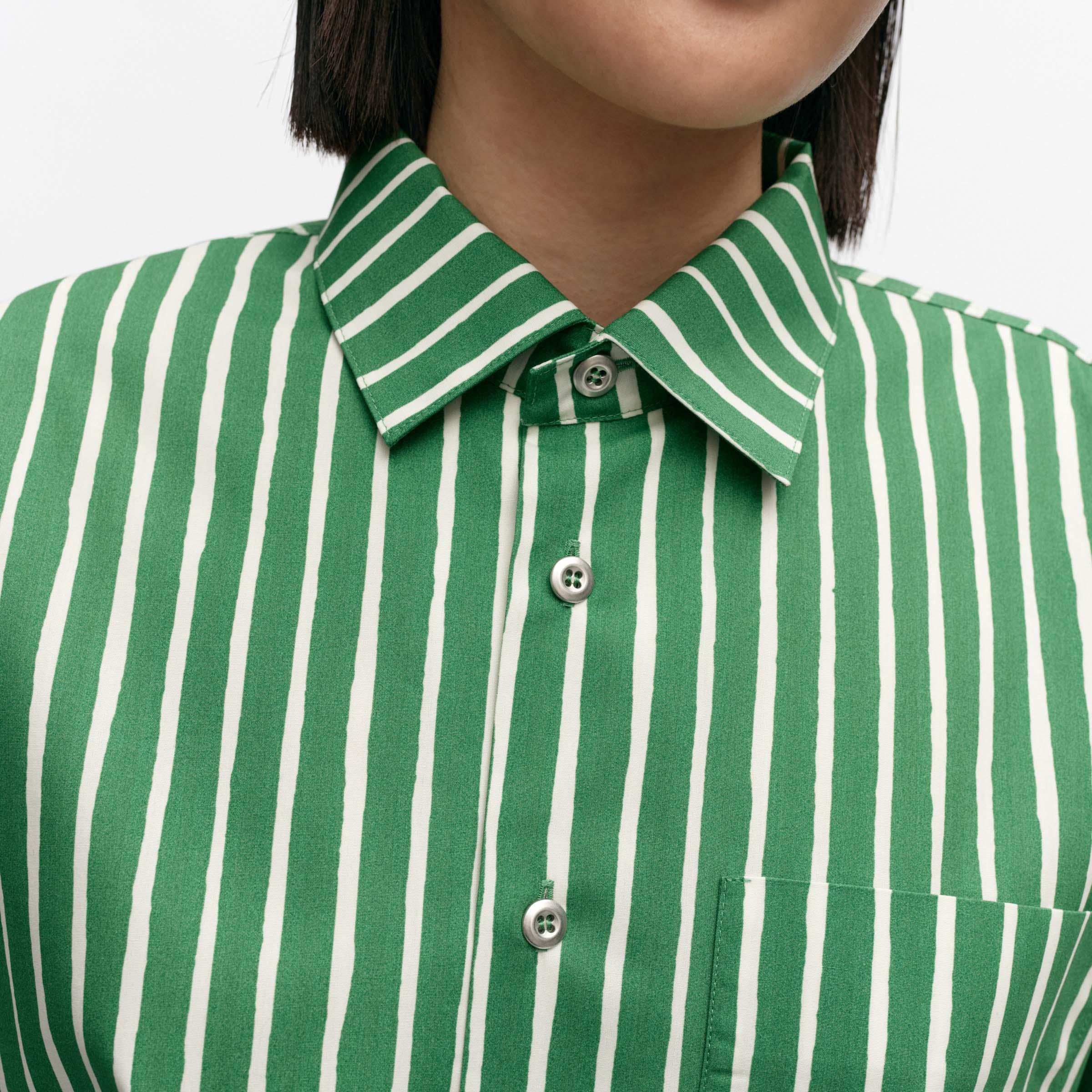 Mallin päällä: Jokapoika paita.