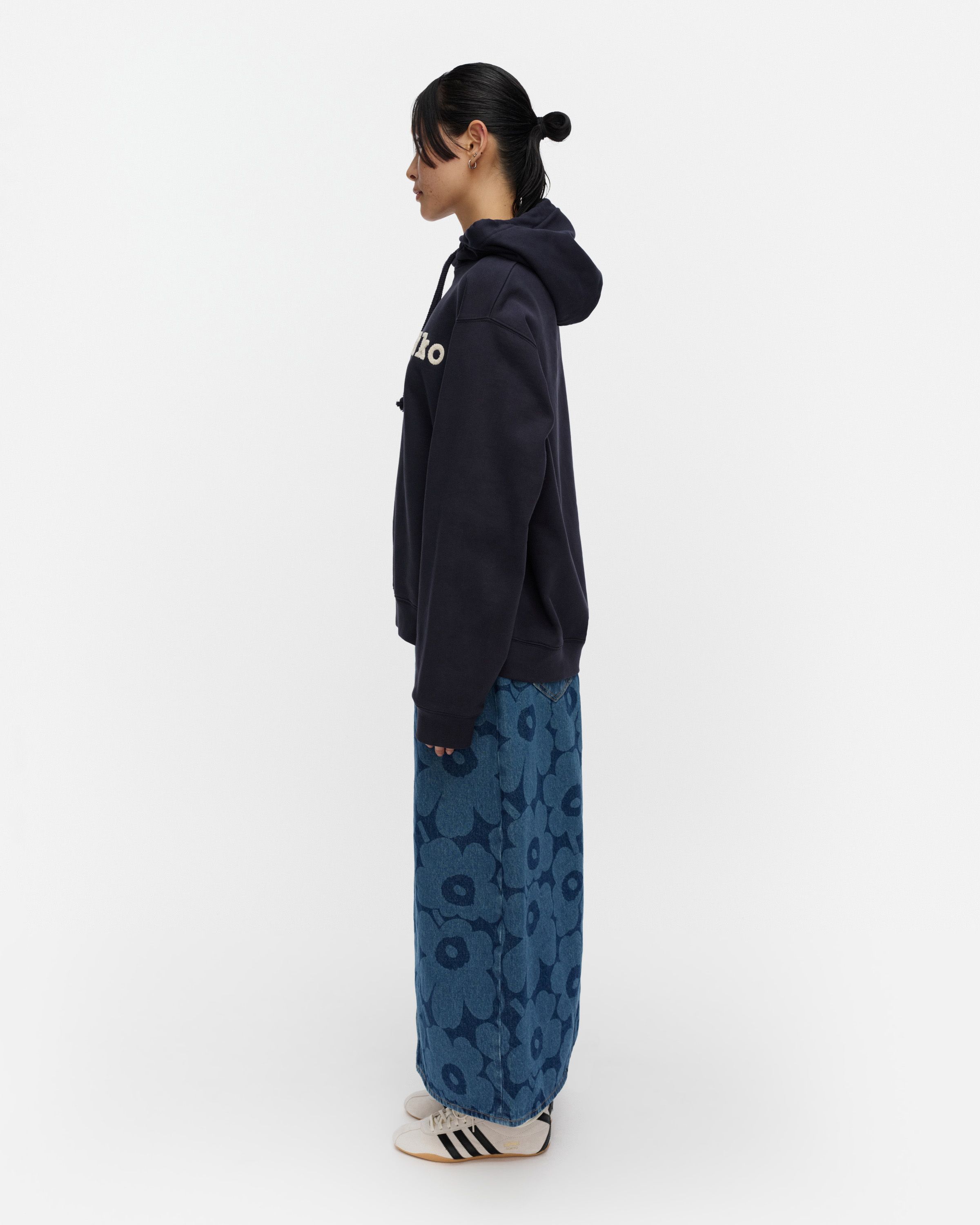 Skripti Logo Placement Kioski hoodie dark navy, off white | Marimekko