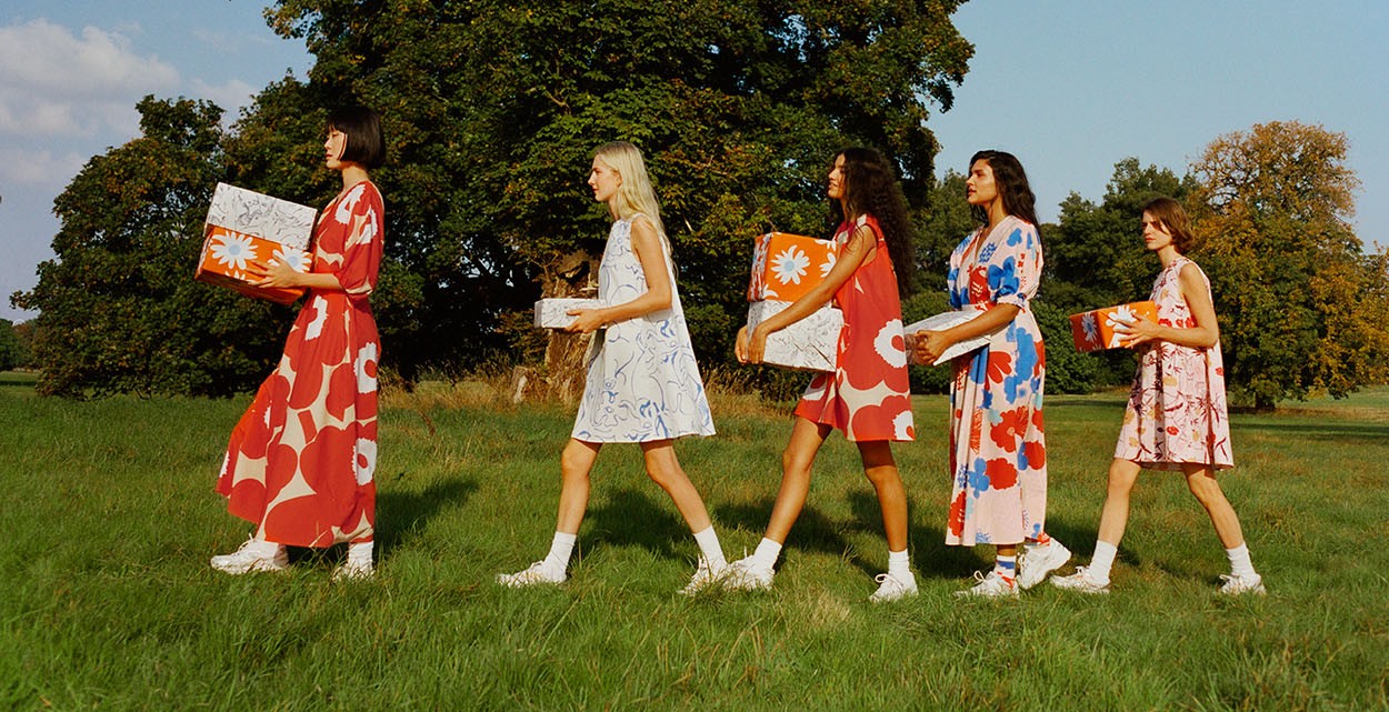 Models tragen Kleider von Marimini, Kimppu Unikko und Kimppu Suvikimppu.