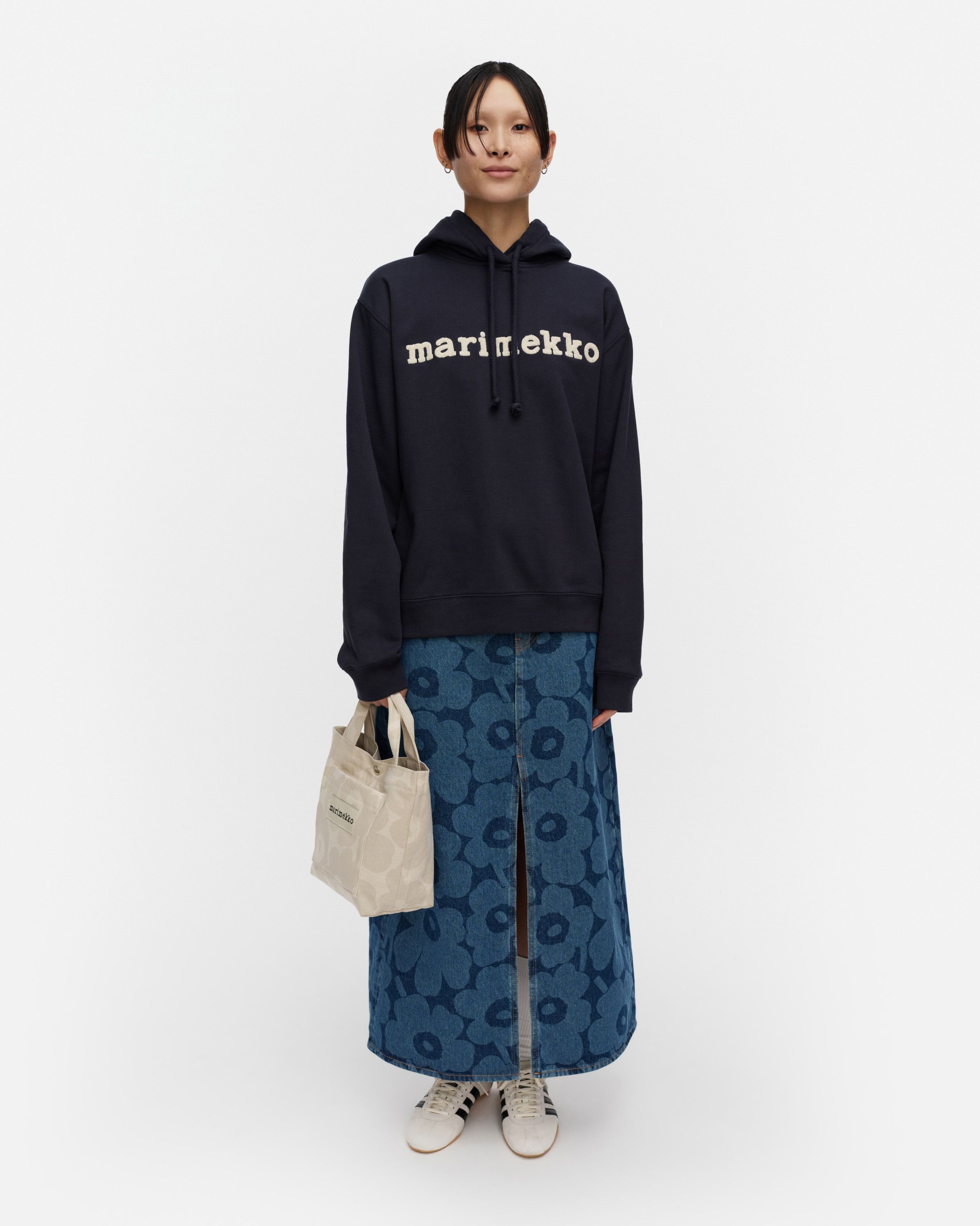Skripti Logo Placement Kioski hoodie dark navy, off white | Marimekko