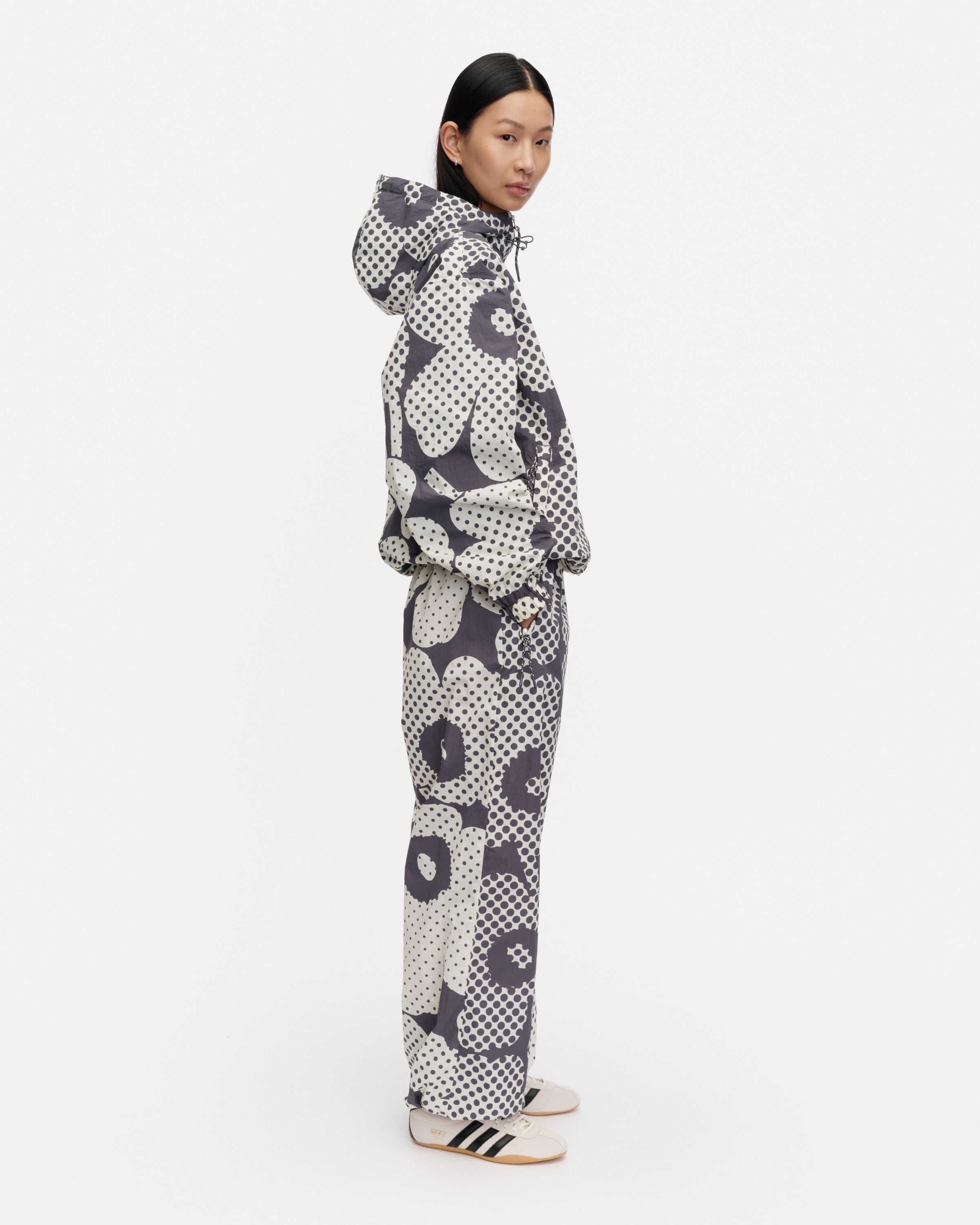  x Marimekko ヨガウェア セットアップ Olos Unikko Kioski activewear trousers dark grey, off white