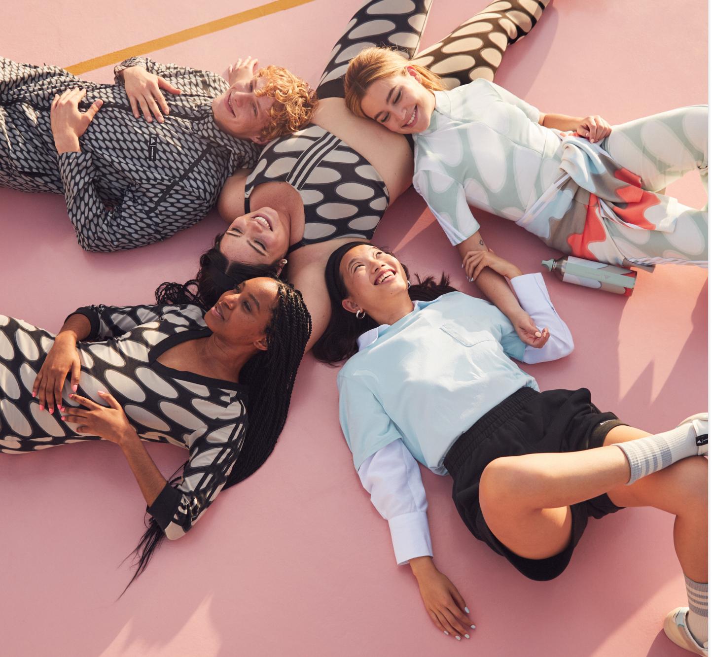 Models tragen Sportbekleidung aus der Zusammenarbeit von Adidas und Marimekko