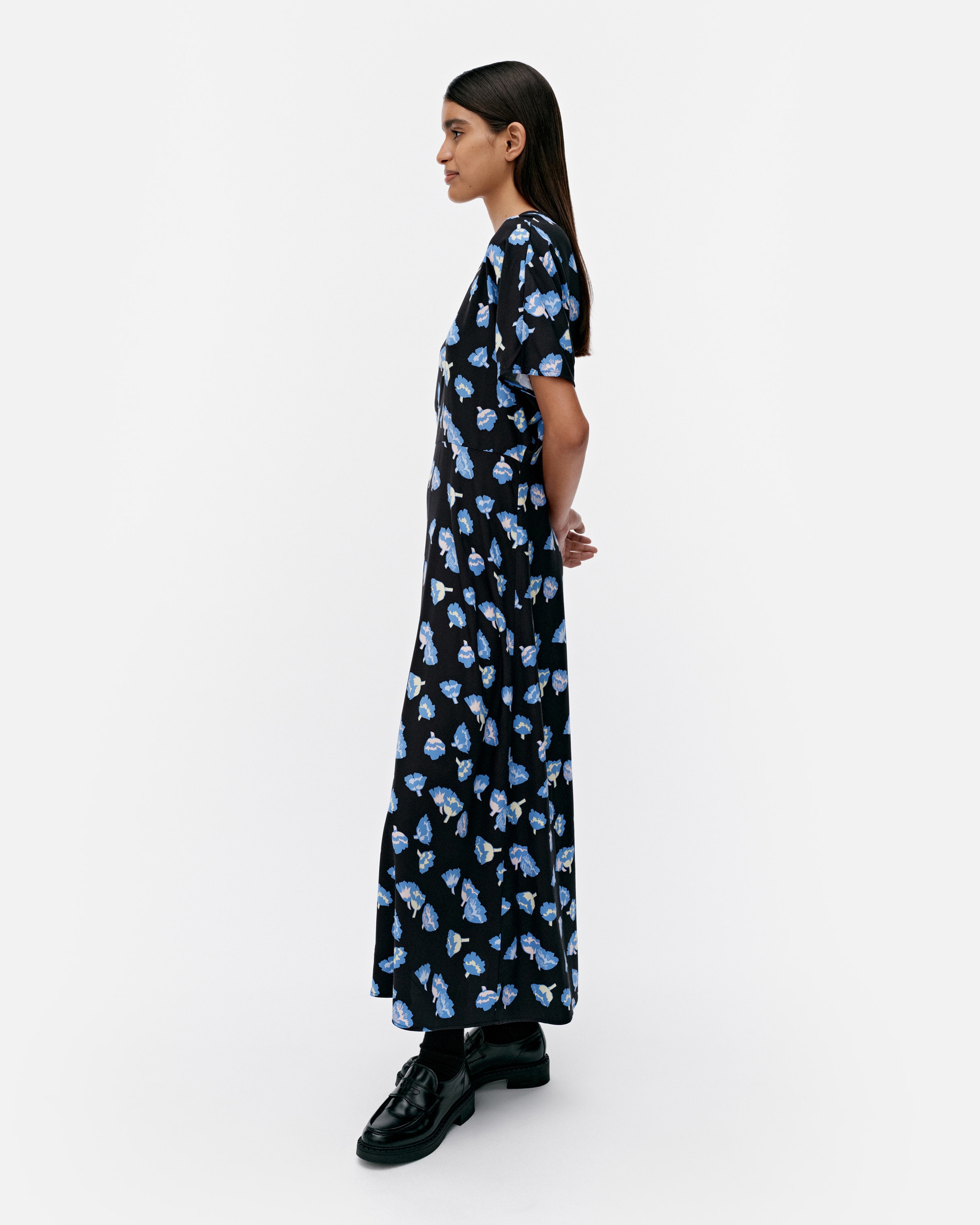 Heleä Suitsuke, Kleid, schwarz, blau, rosa,
