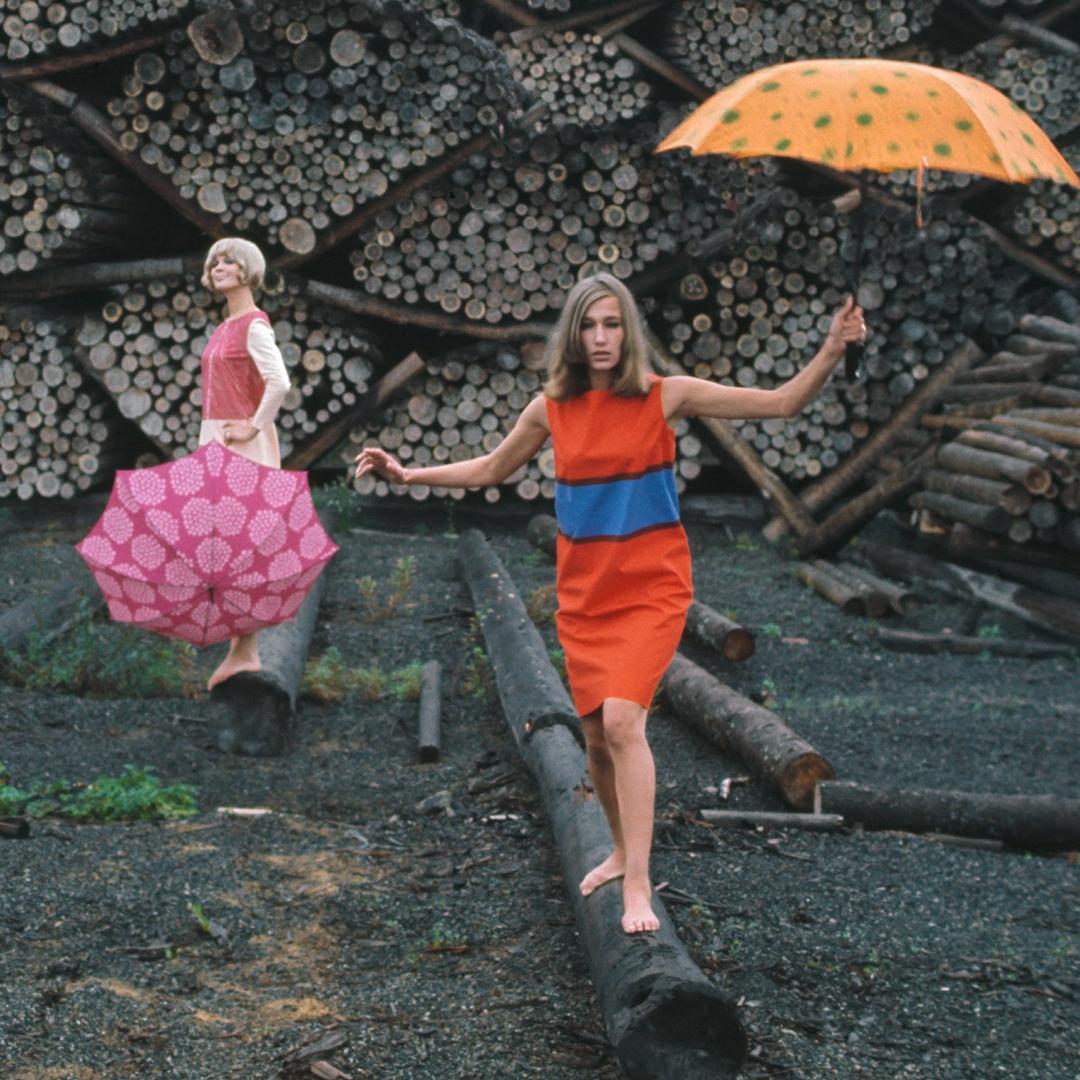 Mallit pukeutuneina vintage Marimekko Marimini mekkoihin sateessa.