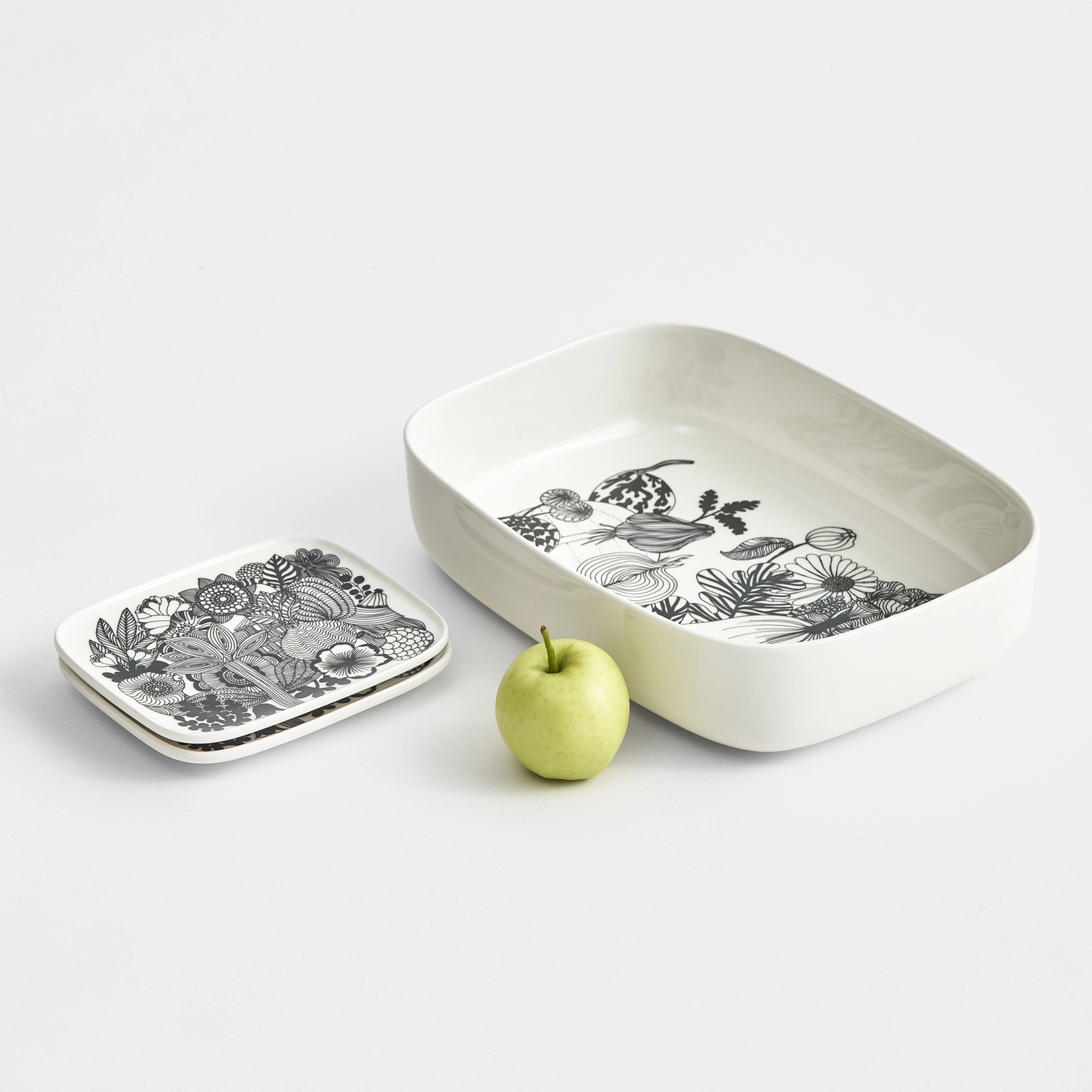 Serving bowls in Siirtolapuutarha pattern.