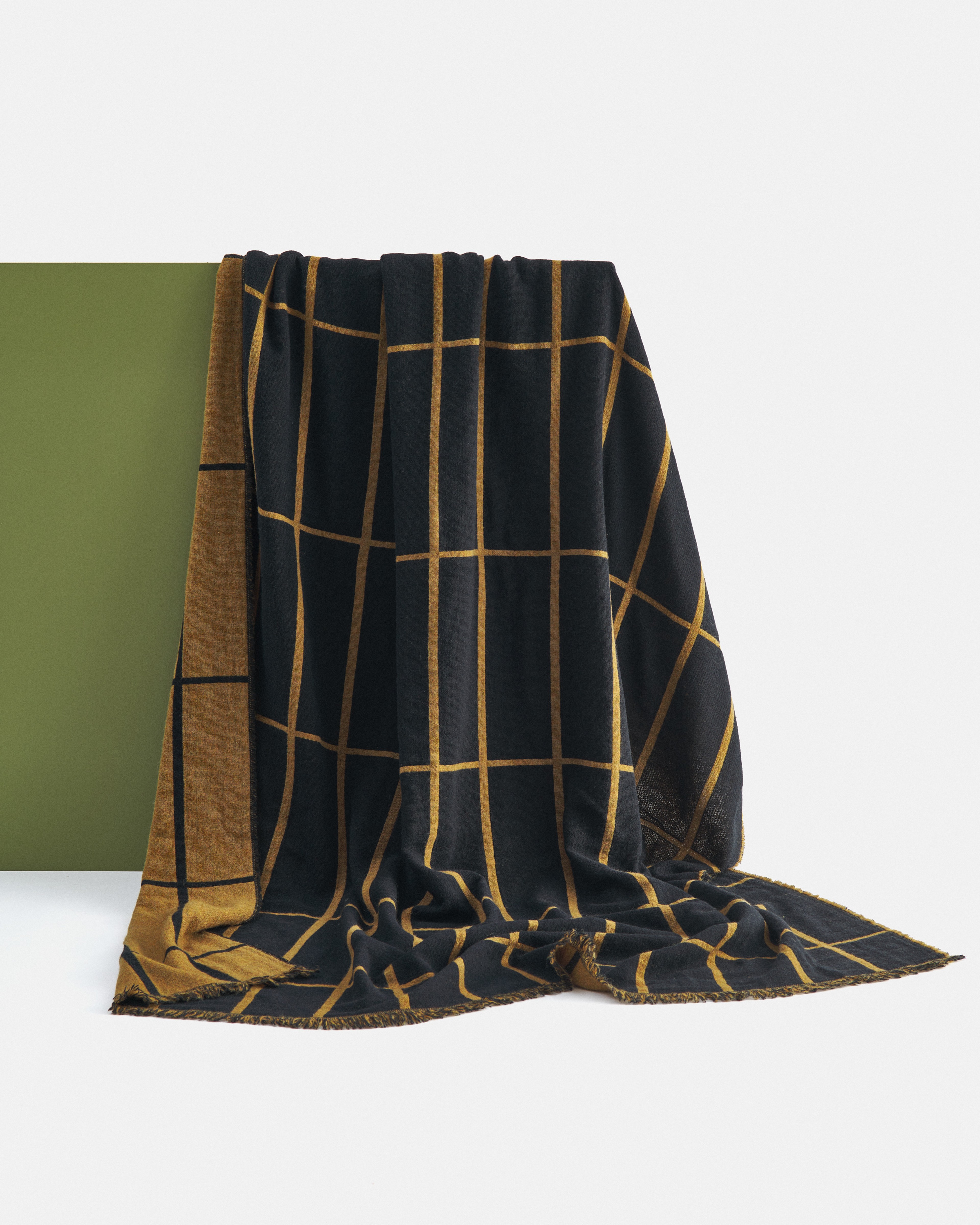 Tiiliskivi, Blanket 130 x 175 cm, caviar, gold,