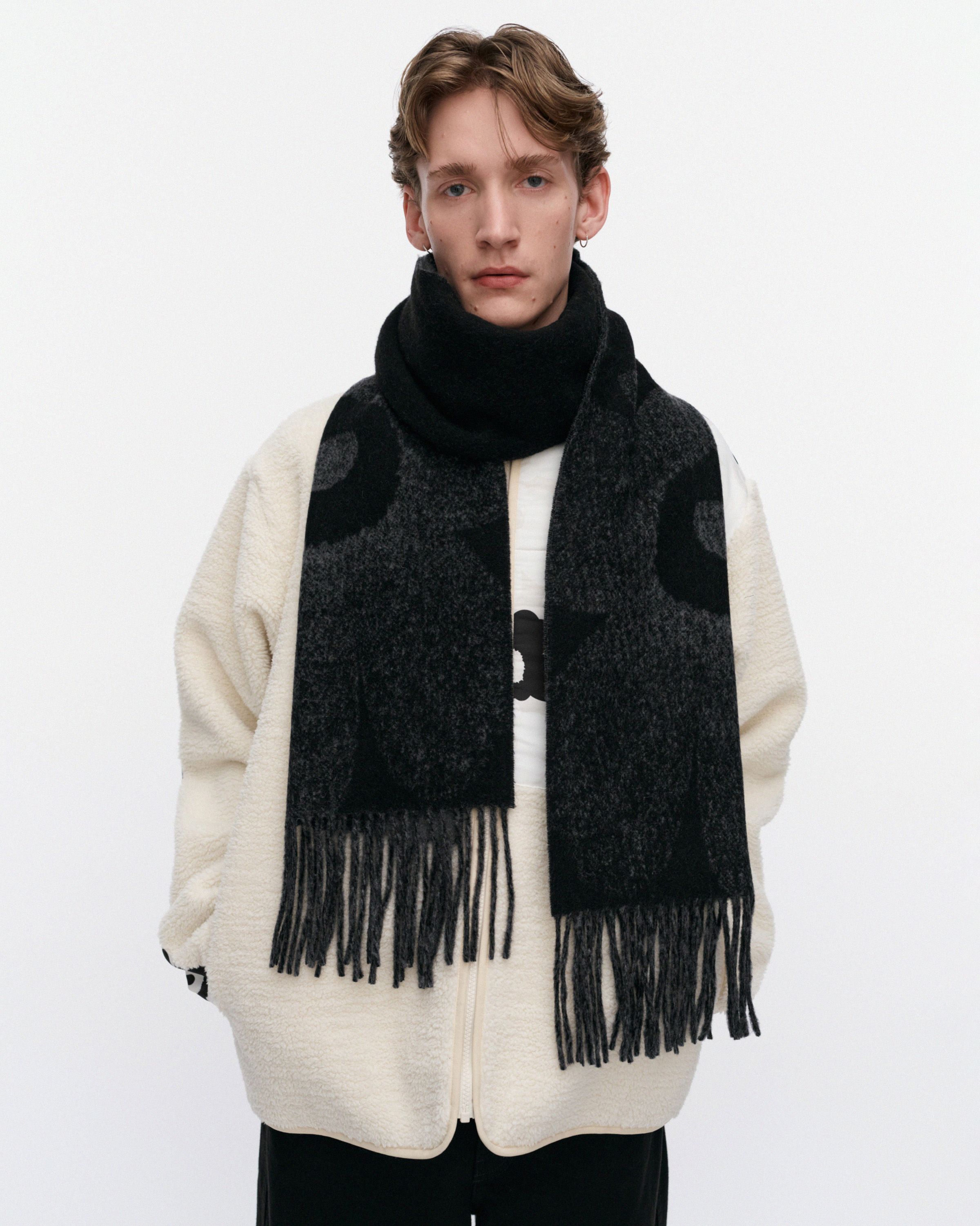 Onnekas Unikko Kioski scarf black, grey | Marimekko