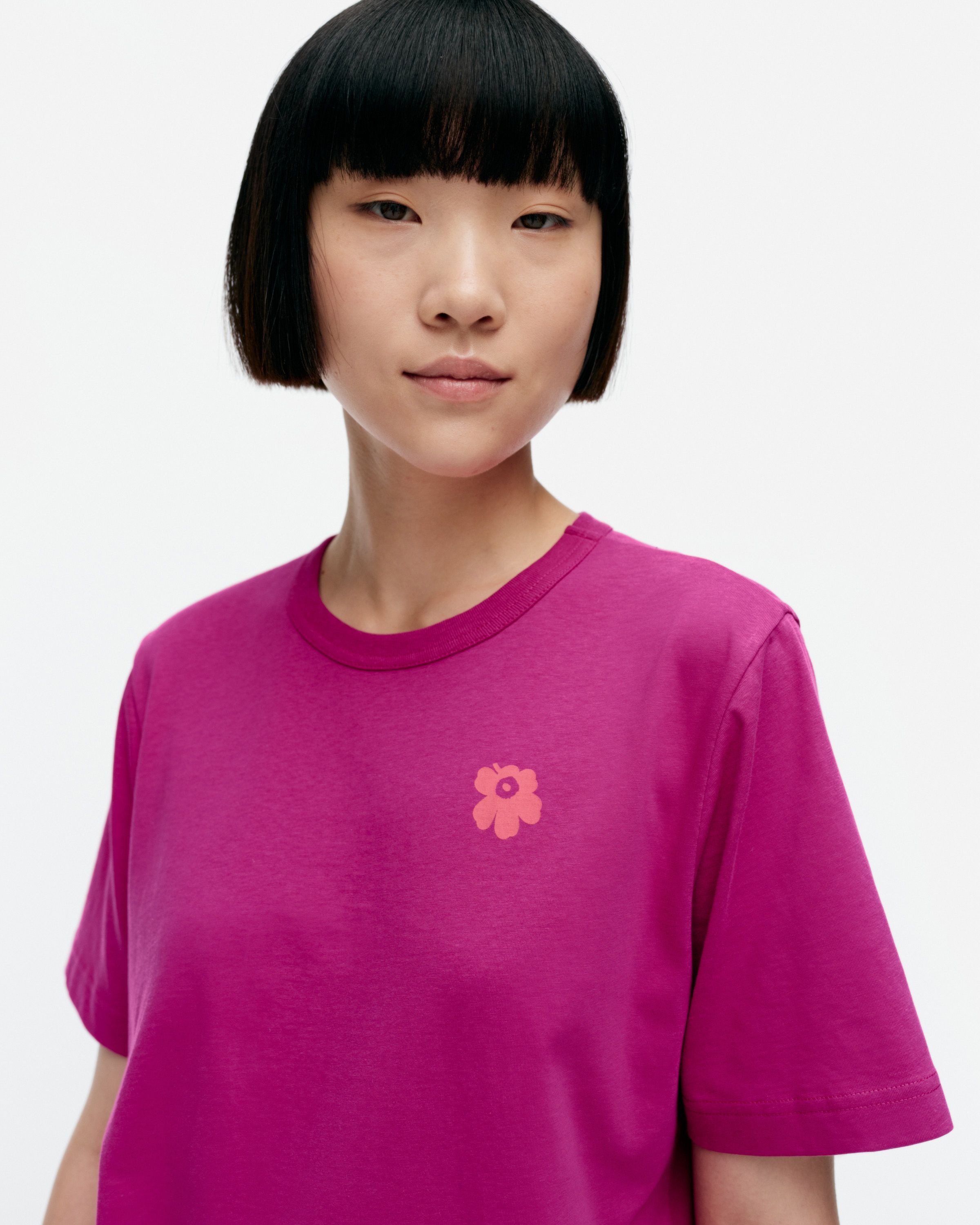 Model wearing a pink Erna Unikko t-shirt.
