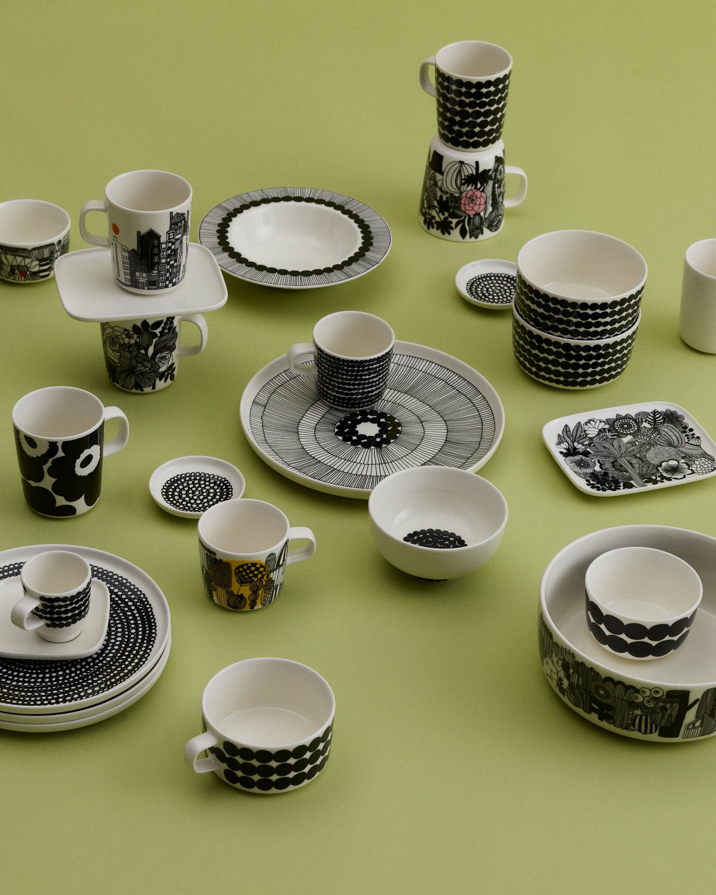 Oiva tableware on a green background.
