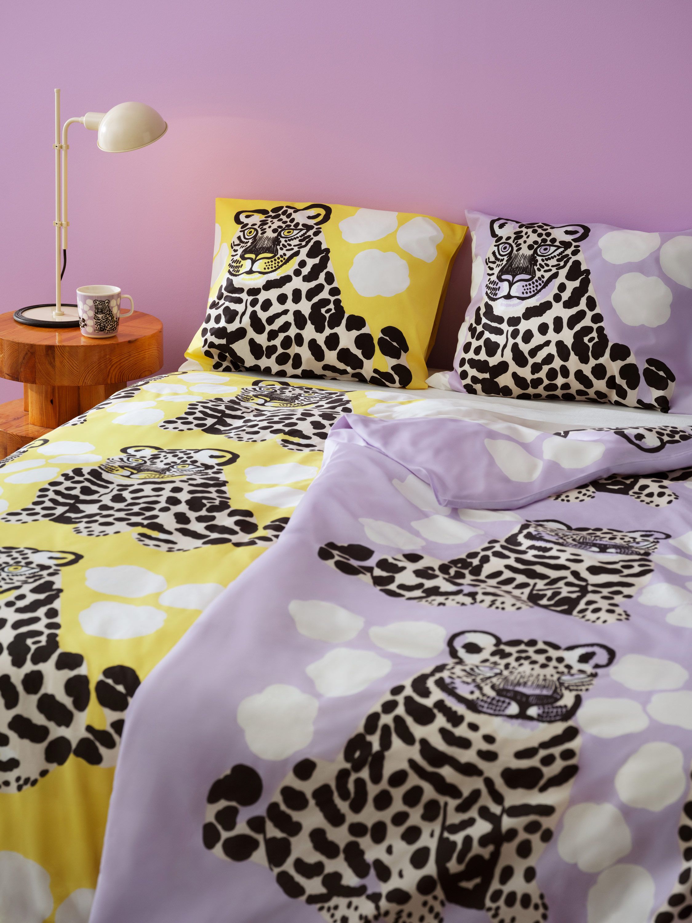 Pedattu vuode, jossa keltaiset ja liilat Kaksoset-lakanat.