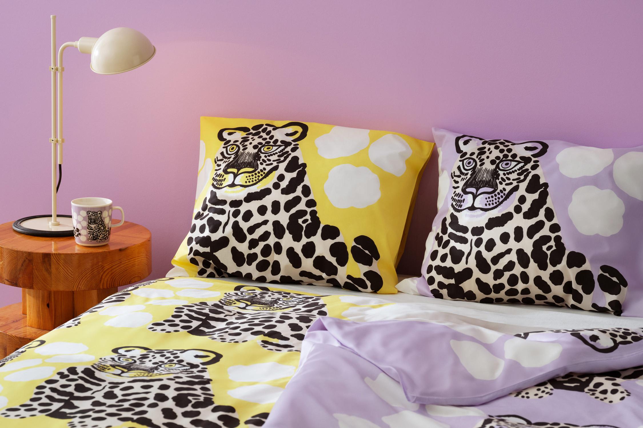 Pedattu vuode, jossa keltaiset ja liilat Kaksoset-lakanat.