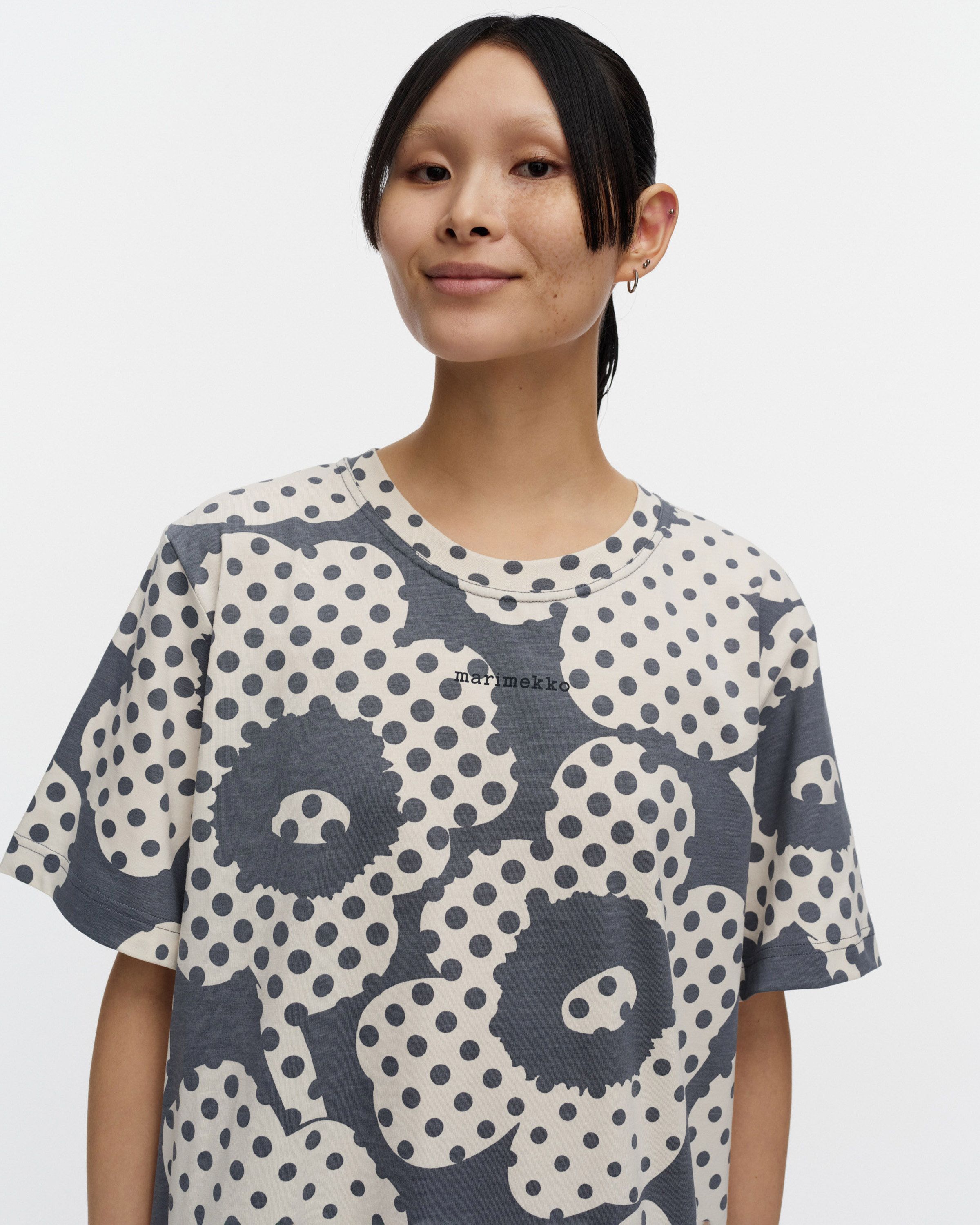 Embla Unikko Kioski t-shirt dark grey, off white | Marimekko