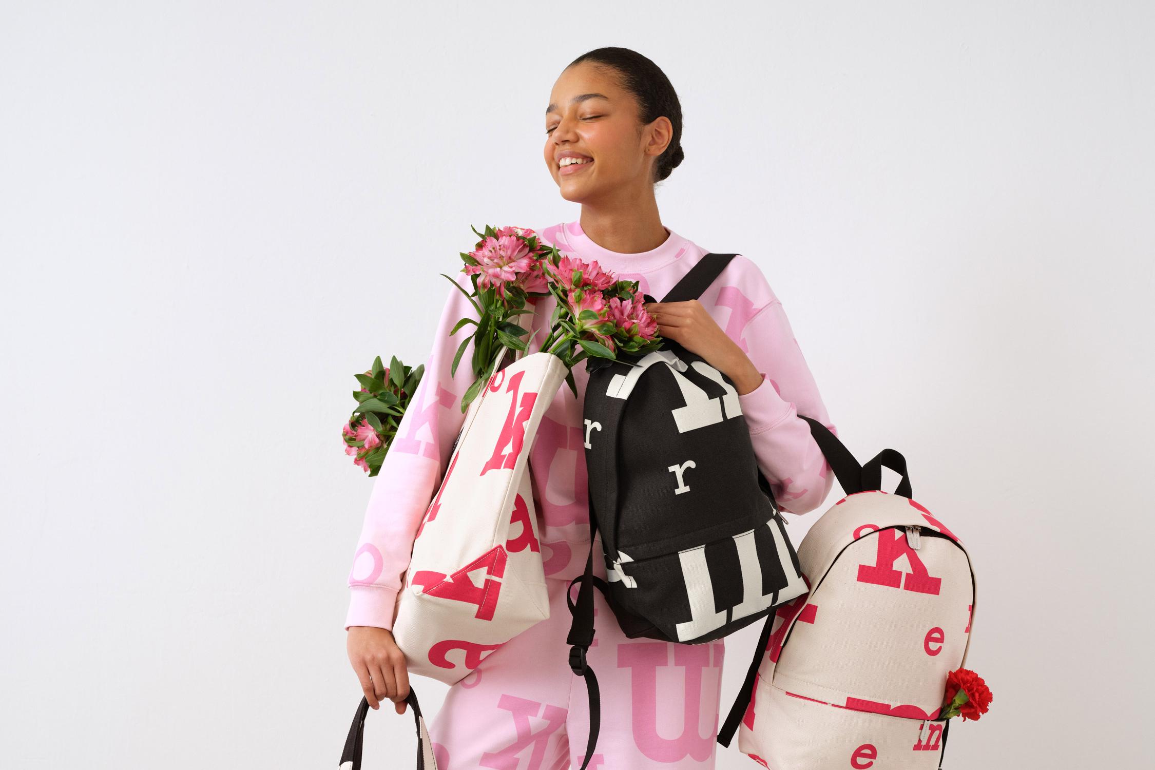 Mallin päällä Marimerkki-kuosinen collegeasu ja hän kantaa useaa Marimerkki kuosista laukkua.