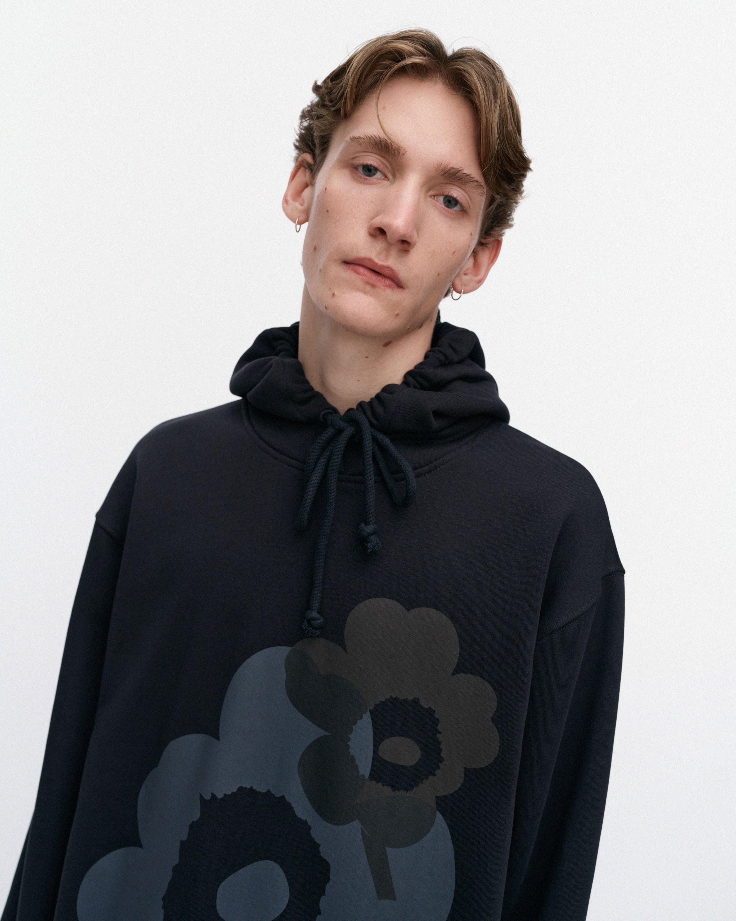 Teesi Unikko Placement Kioski hoodie black, dark grey | Marimekko