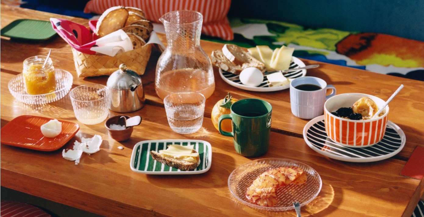 Tablesetting and decorations in Tiiliskivi-pattern.