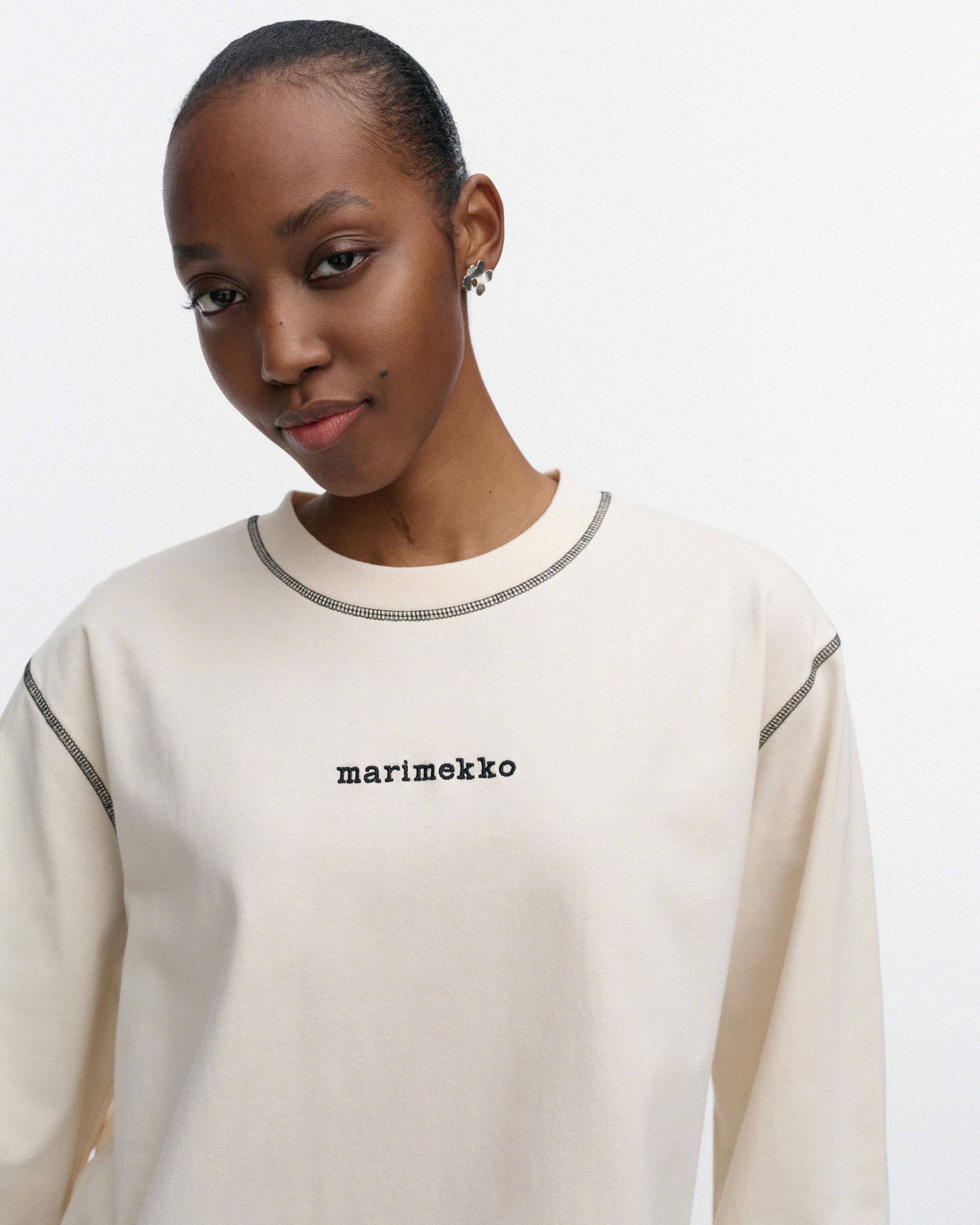 Benkku Logo Placement Kioski jersey shirt off white, black | Marimekko