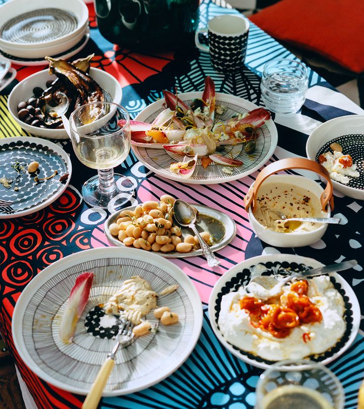 Tablesetting with plates in Siirtolapuutarha and Räsymatto pattern.