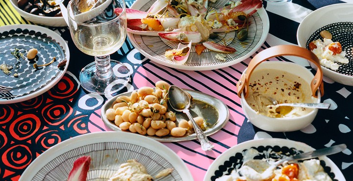 Tablesetting with plates in Siirtolapuutarha and Räsymatto pattern.