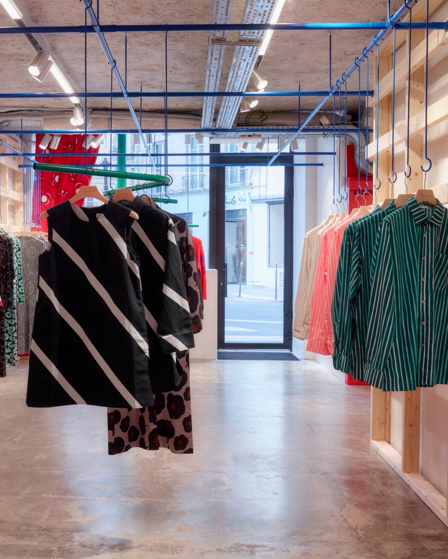 Black and white Siluetti dress and Jokapoika shirts on hangers.