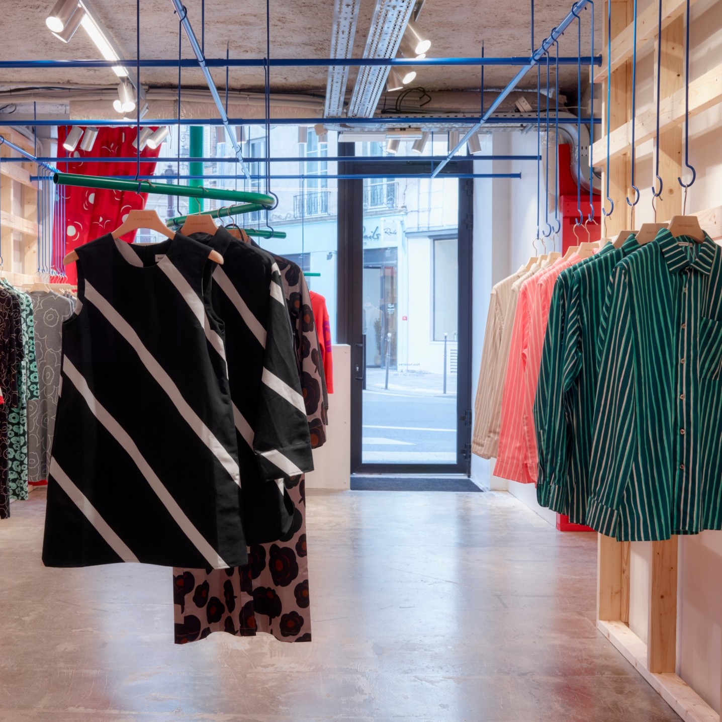 Black and white Siluetti dress and Jokapoika shirts on hangers.