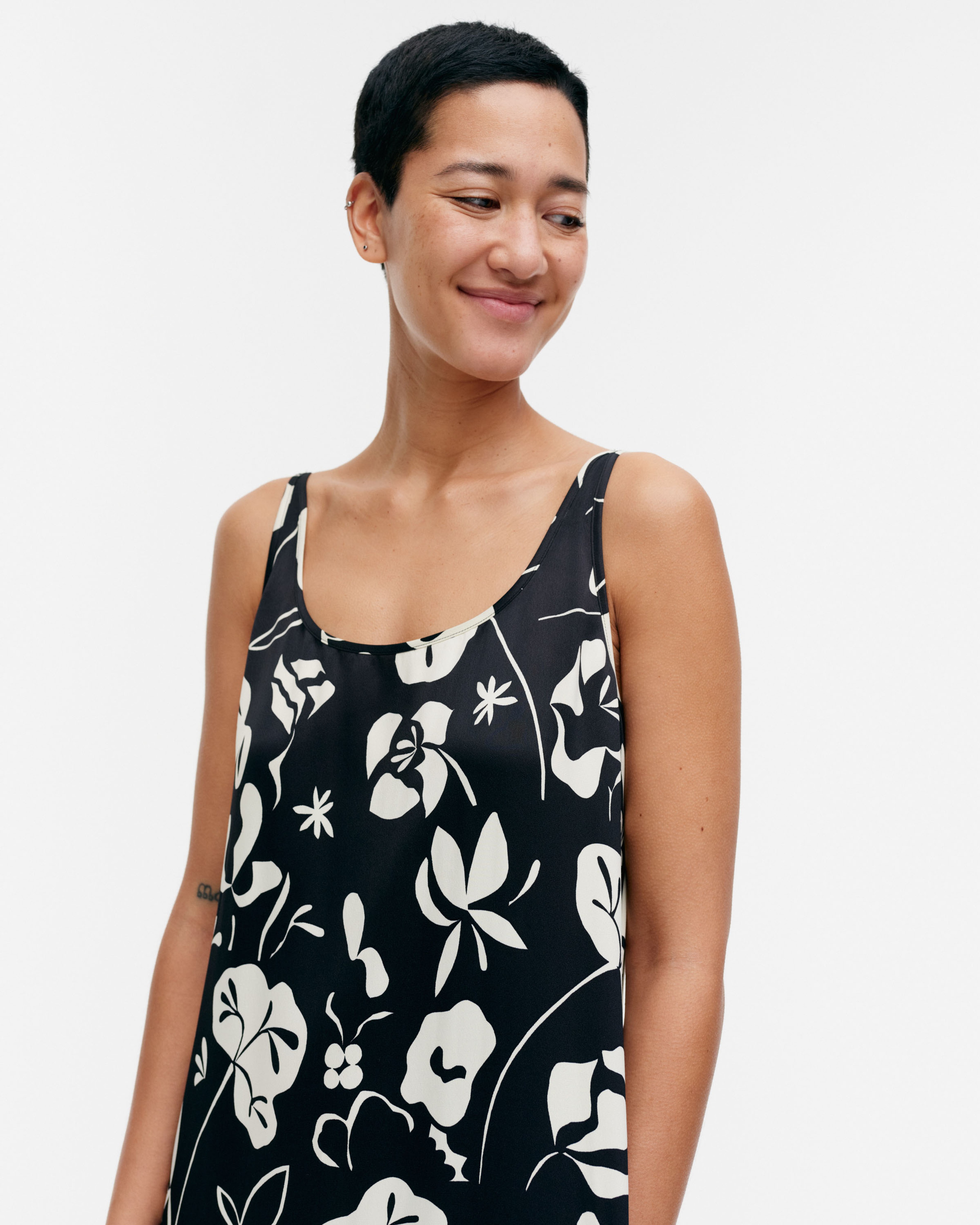 Seurassa Nokturno, Satiinimekko, musta, luonnonvalkoinen,