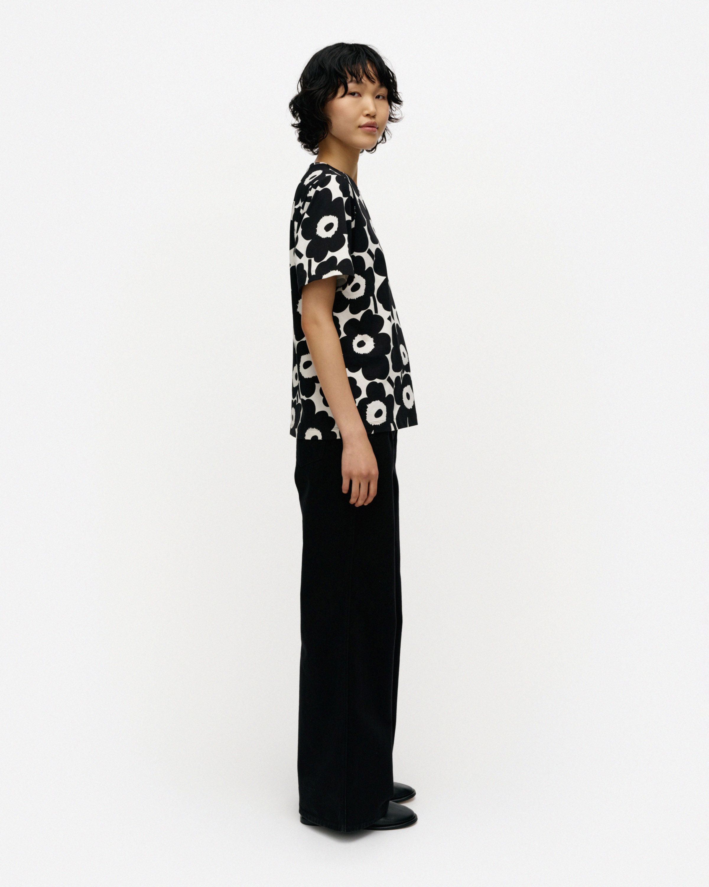Tunnit Unikko t-shirt black, off white | Marimekko