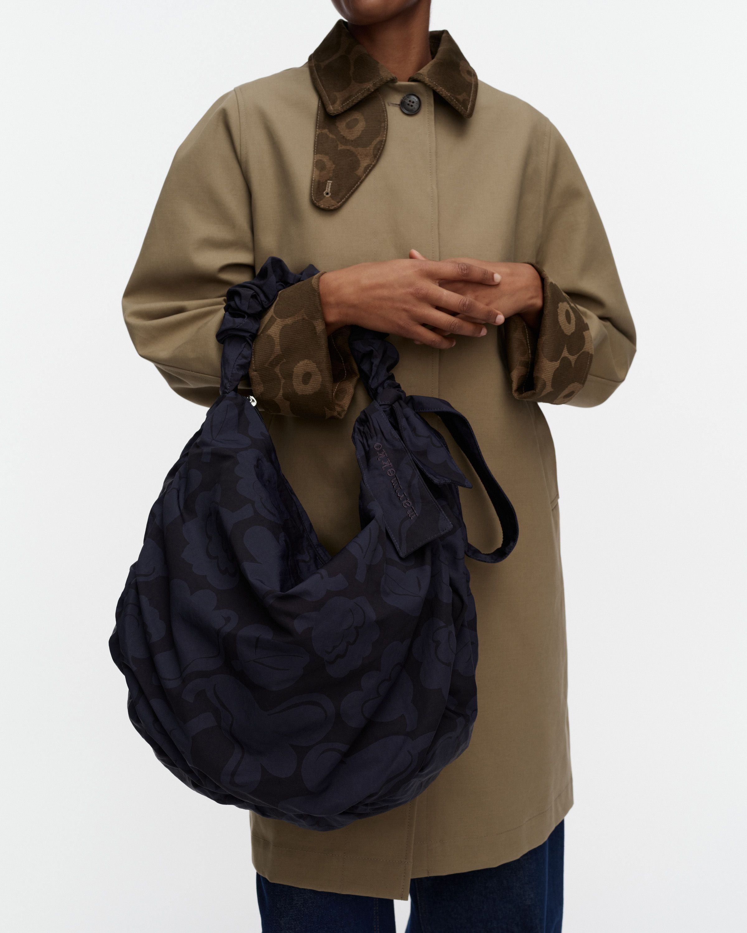 Utu L Kukasta Kukkaan Bag dark blue, dark blue | Marimekko