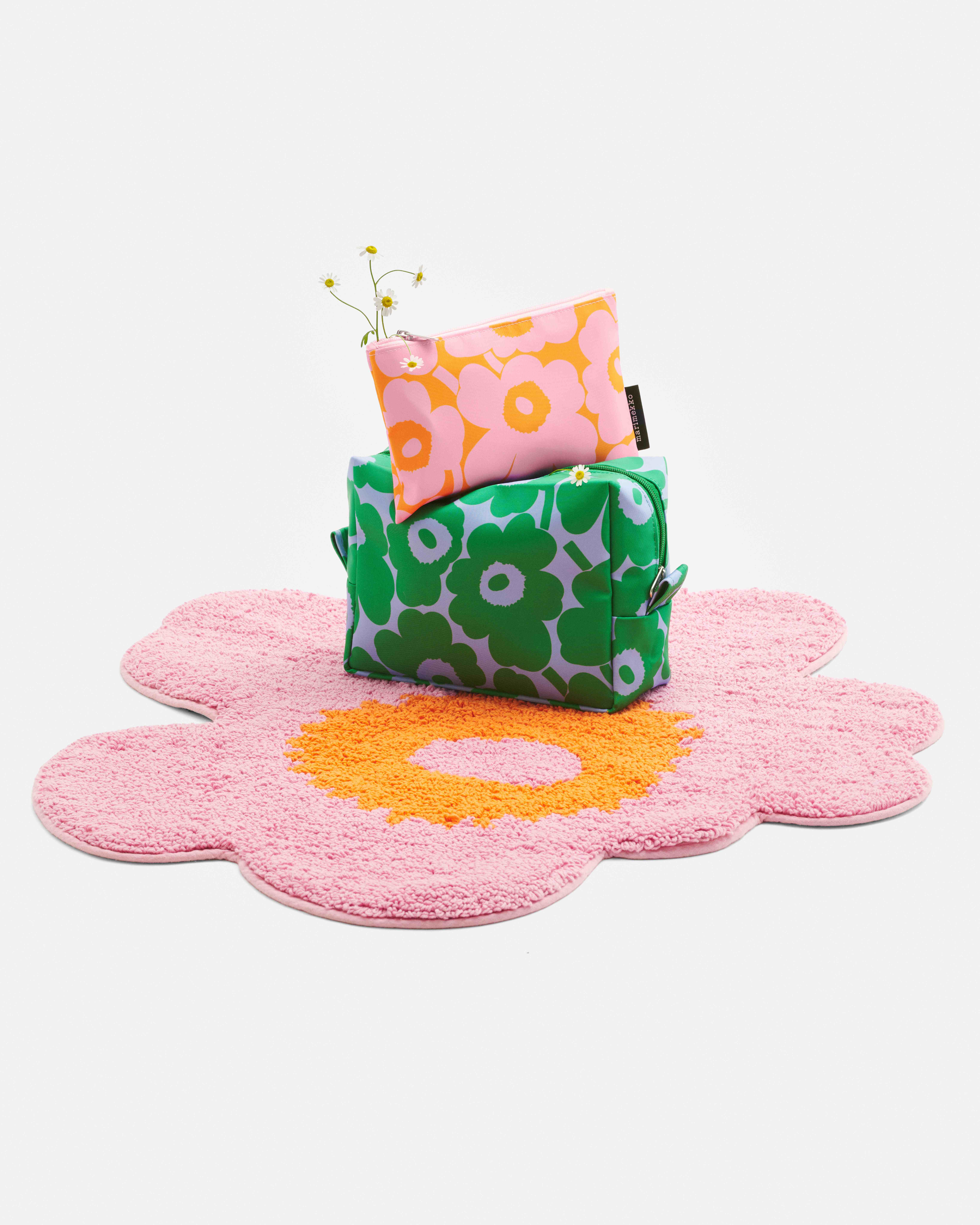 Unikko-shaped bath mat and cosmetic bags in Unikko print.