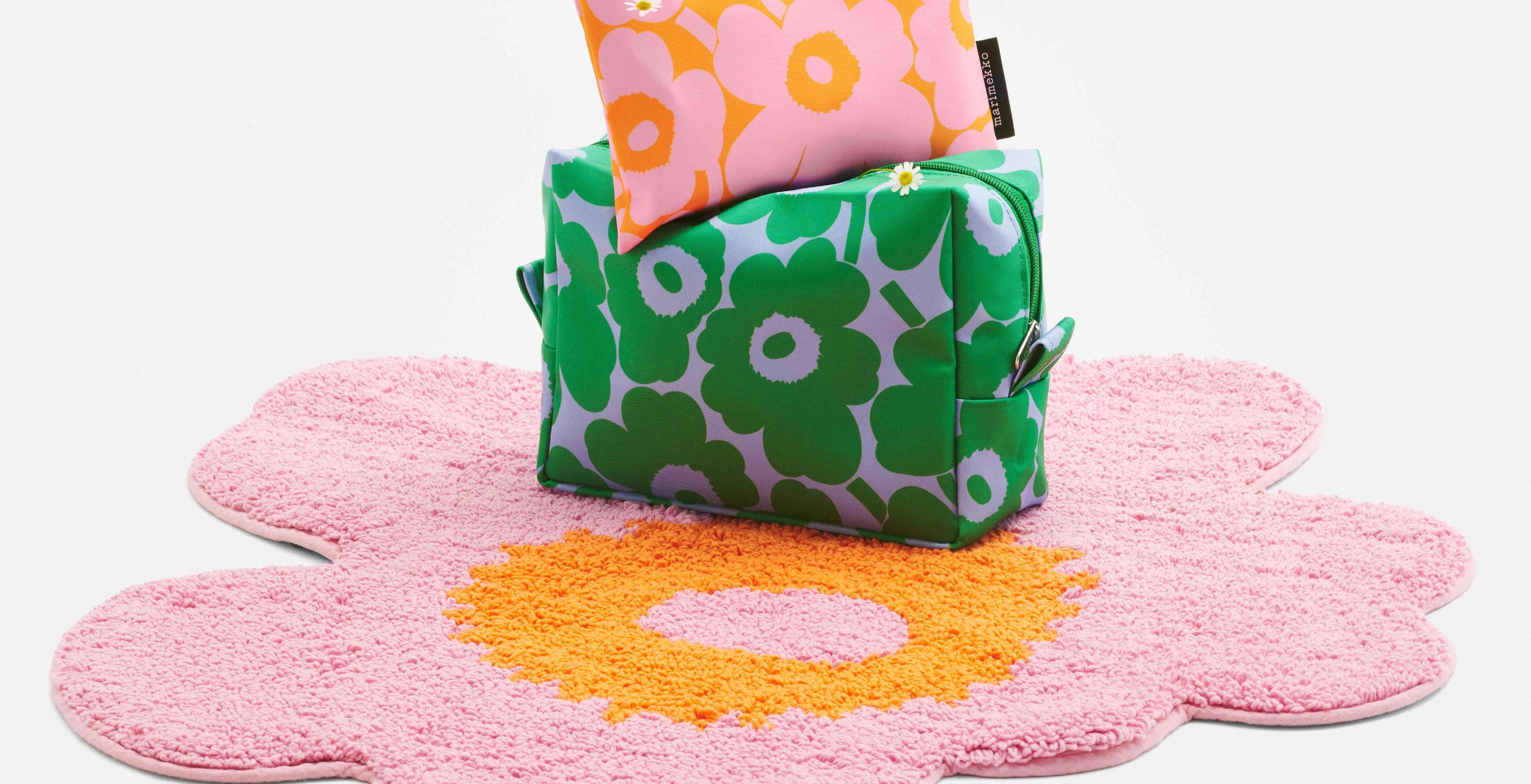 Unikko-shaped bath mat and cosmetic bags in Unikko print.