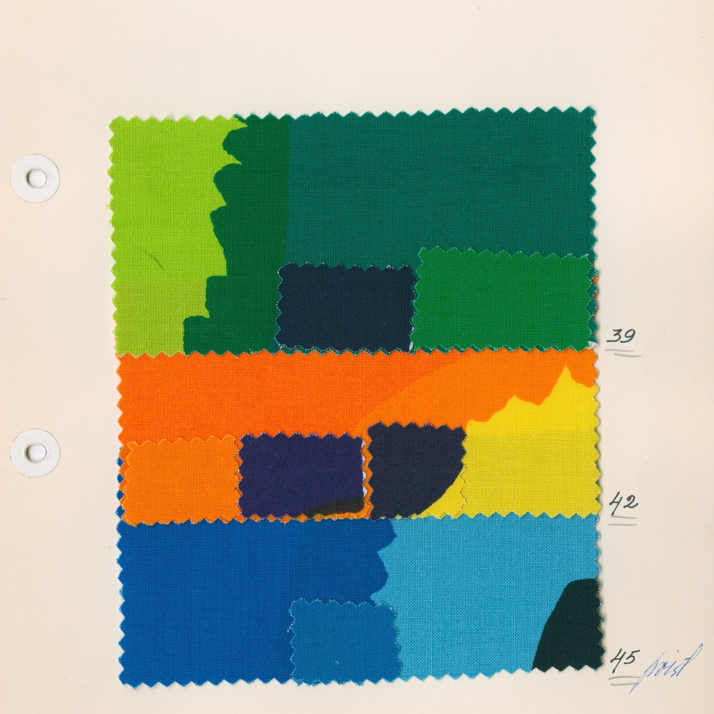 Stoffaufnäher in verschiedenen Farben.