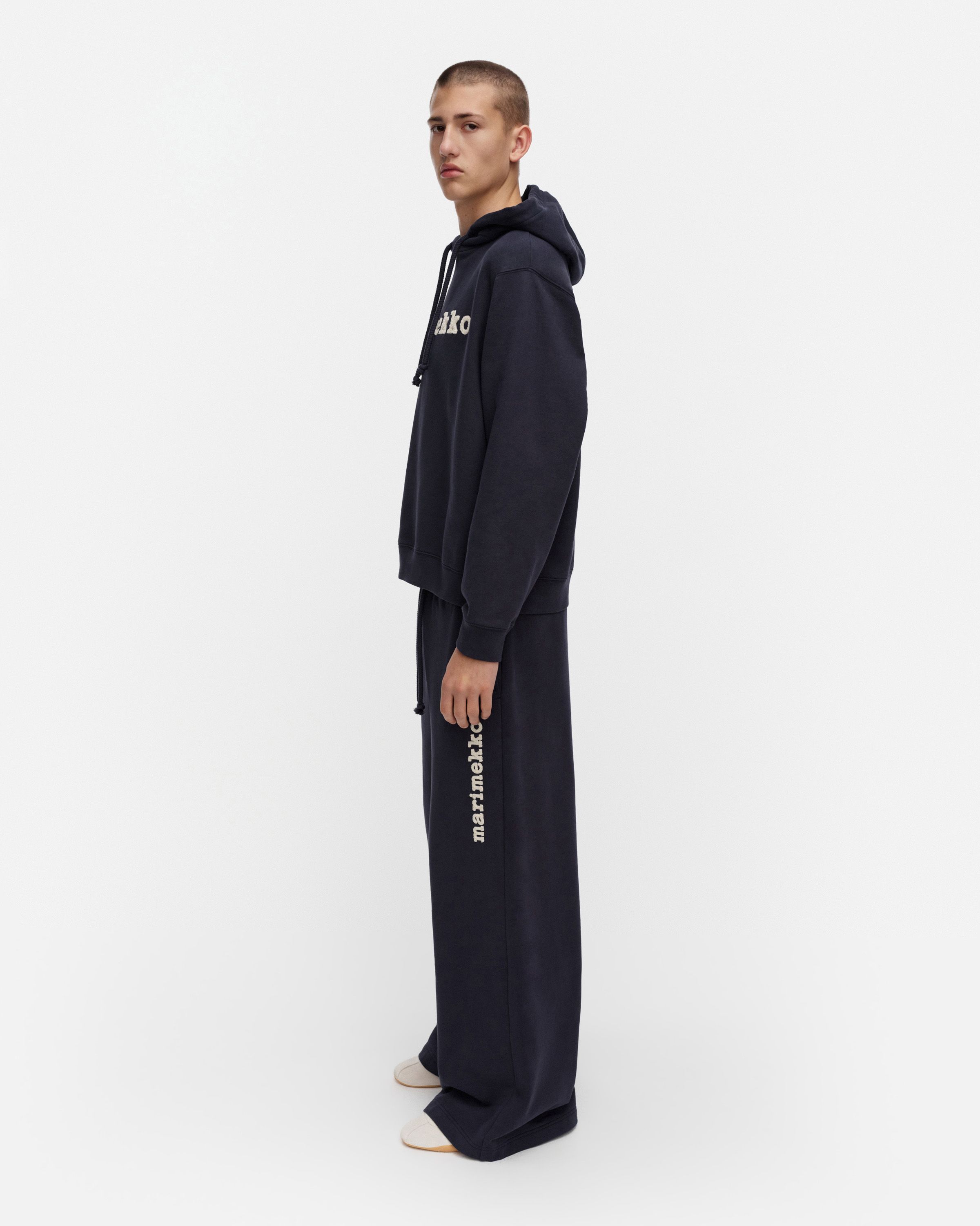 Skripti Logo Placement Kioski hoodie dark navy, off white | Marimekko
