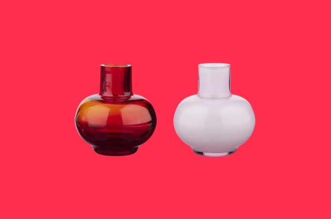 Punainen ja vaaleanpunainen Mini-maljakko punaisella taustall.