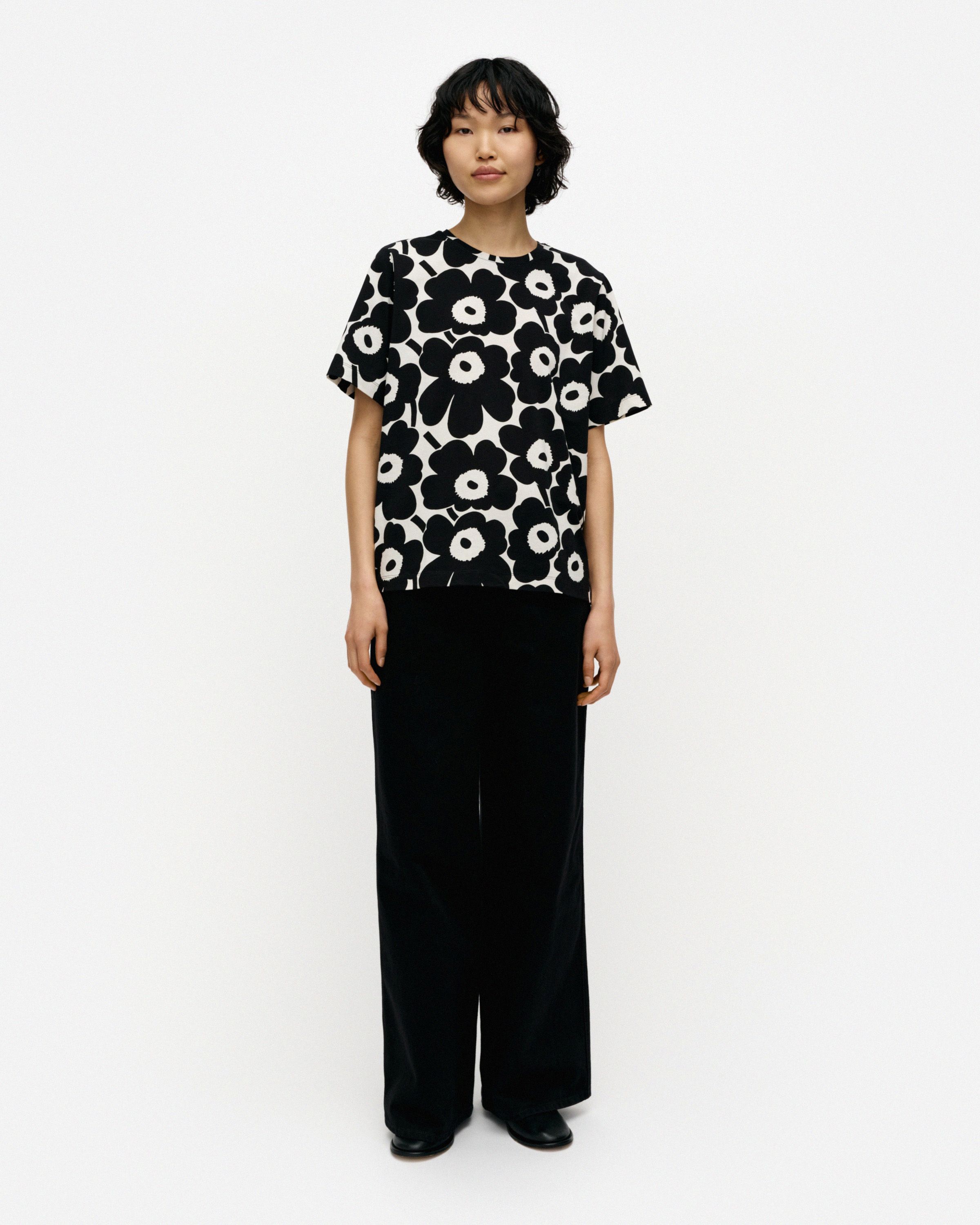 Tunnit Unikko t-shirt black, off white | Marimekko