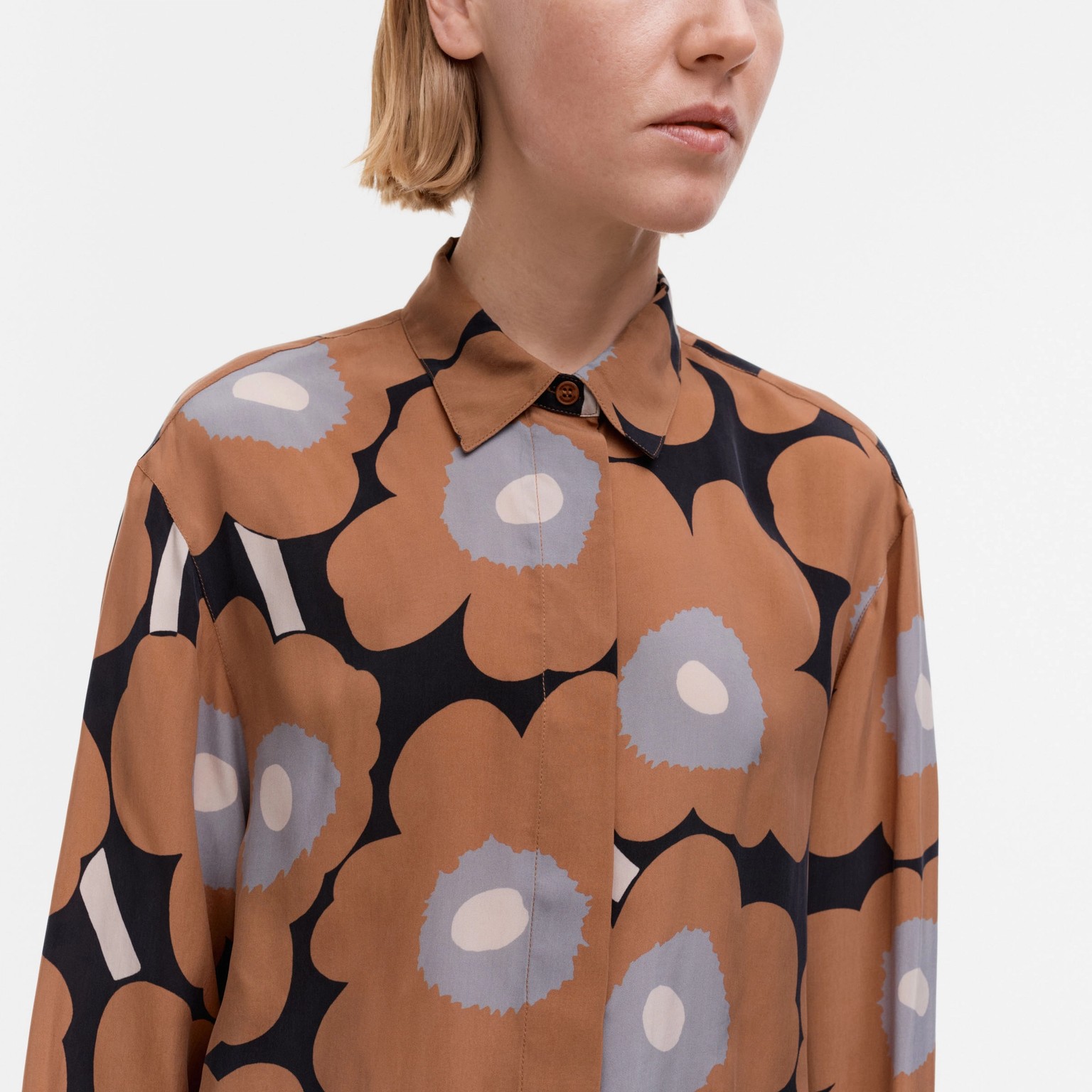 Model wearing Unikko shirt.