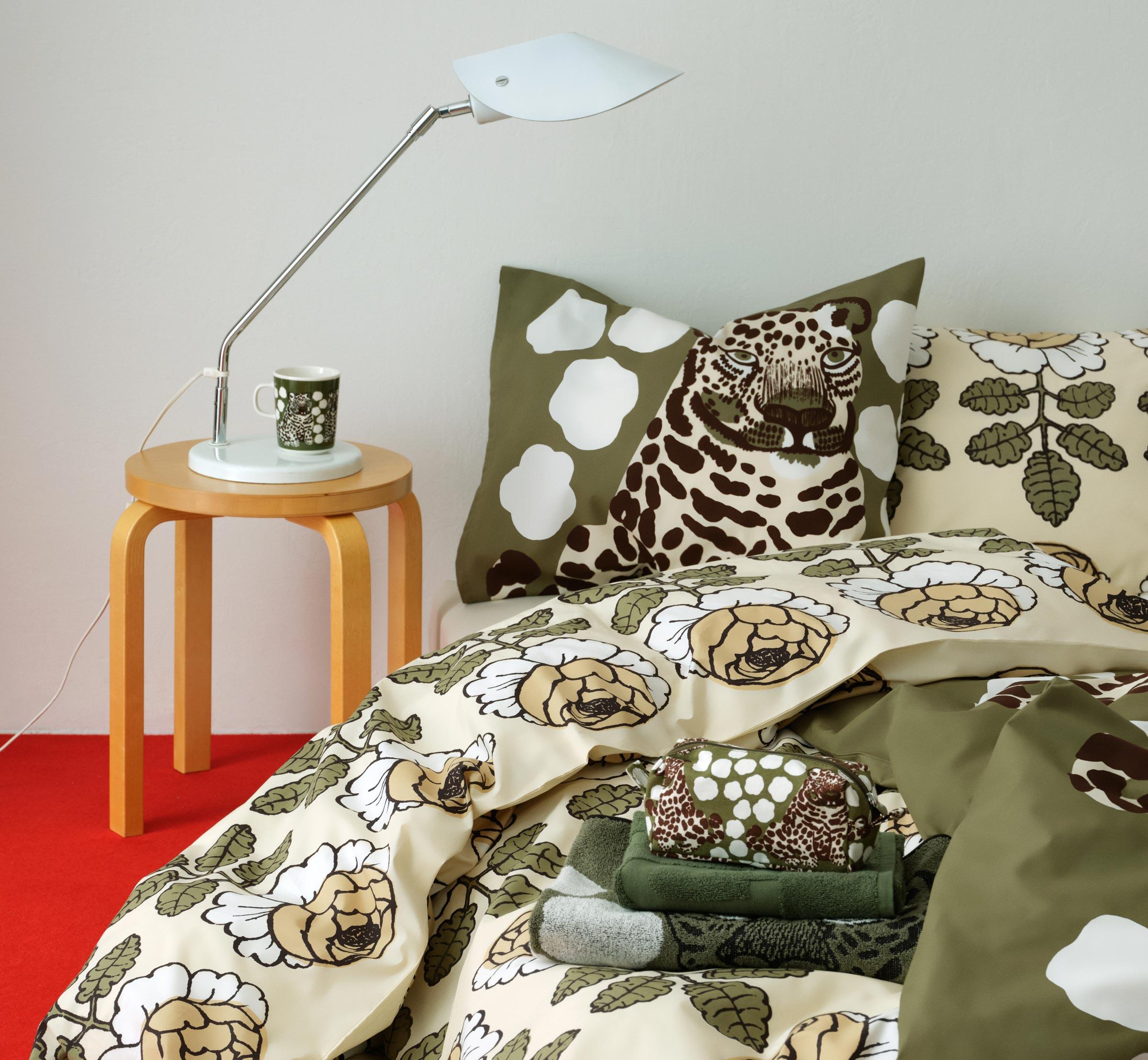The bed linen on the bed has a Kaksoset pattern and a Maalaisruusu pattern.