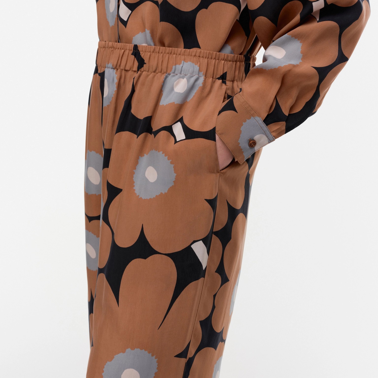 Model wearing Unikko trousers.