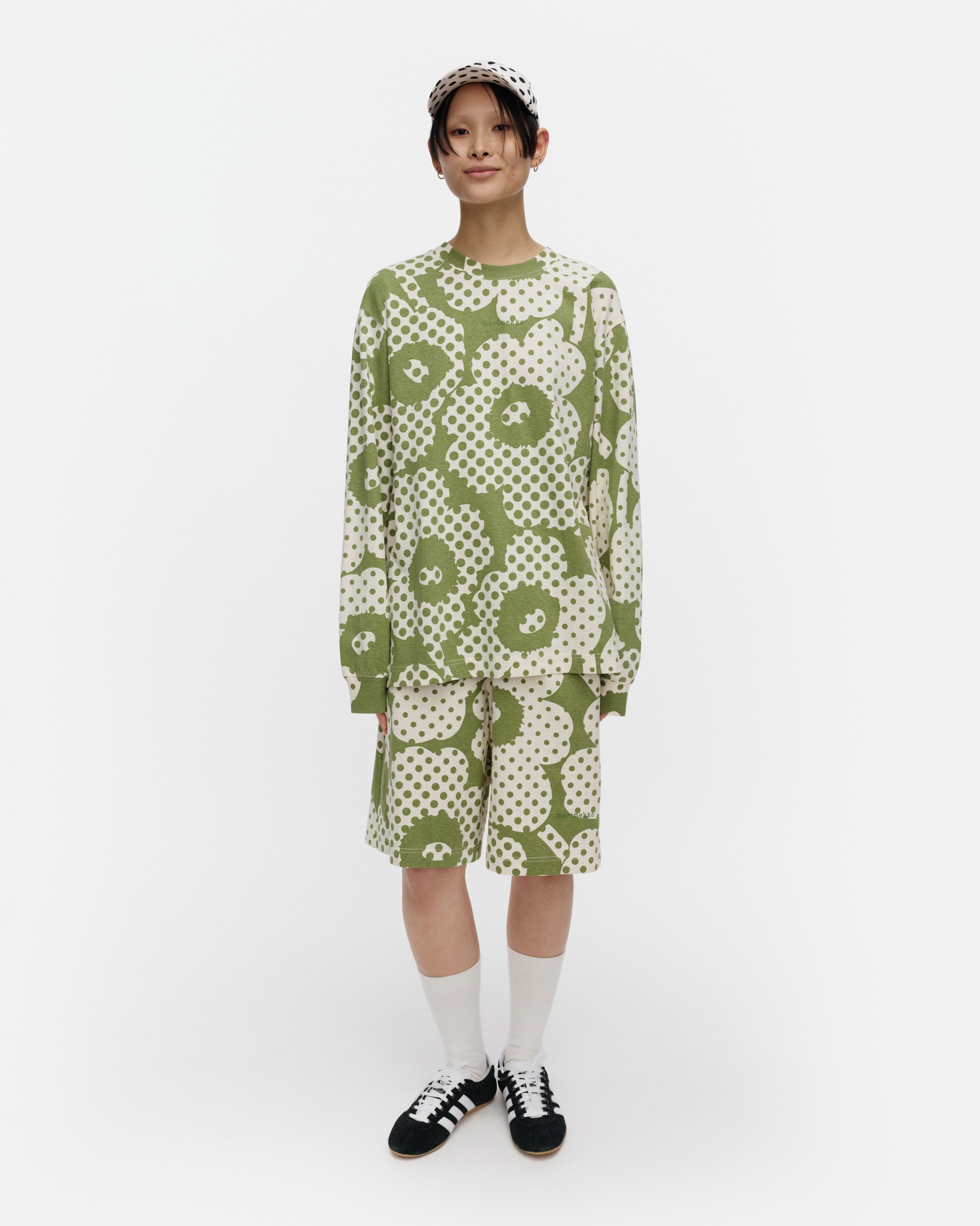 Naapuri Unikko Kioski shorts green, off white | Marimekko