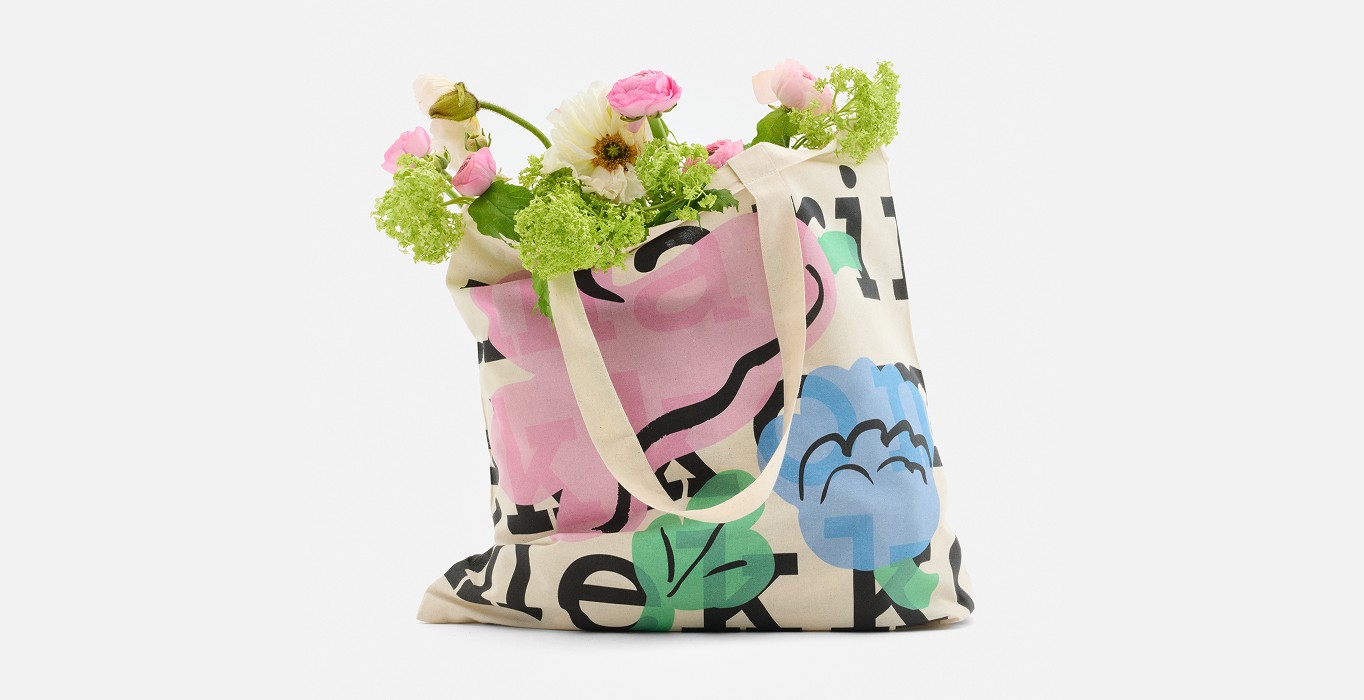 Kukasta kukkaan logo tote.