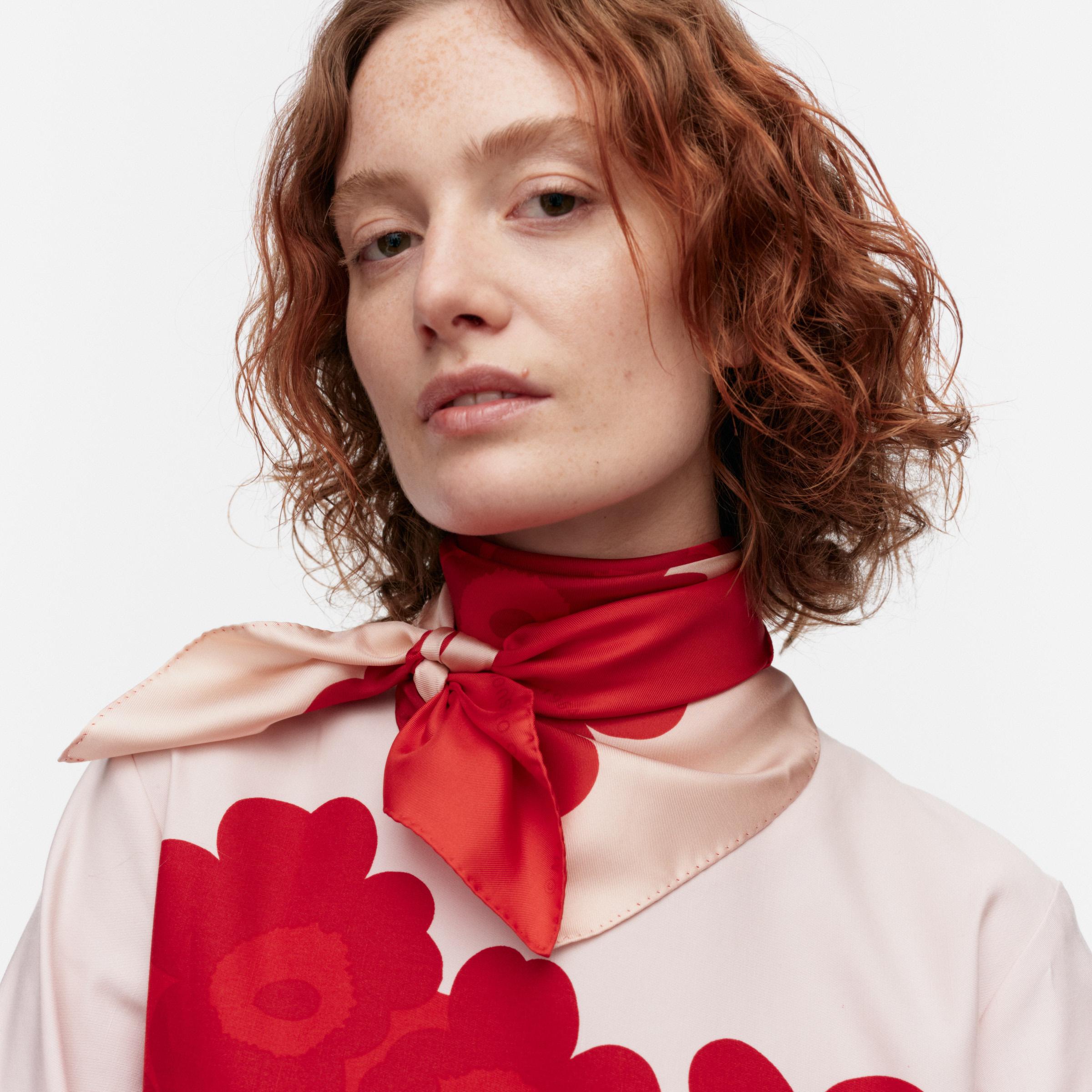 Modell trägt einen Lauhtua-Seidenschal.