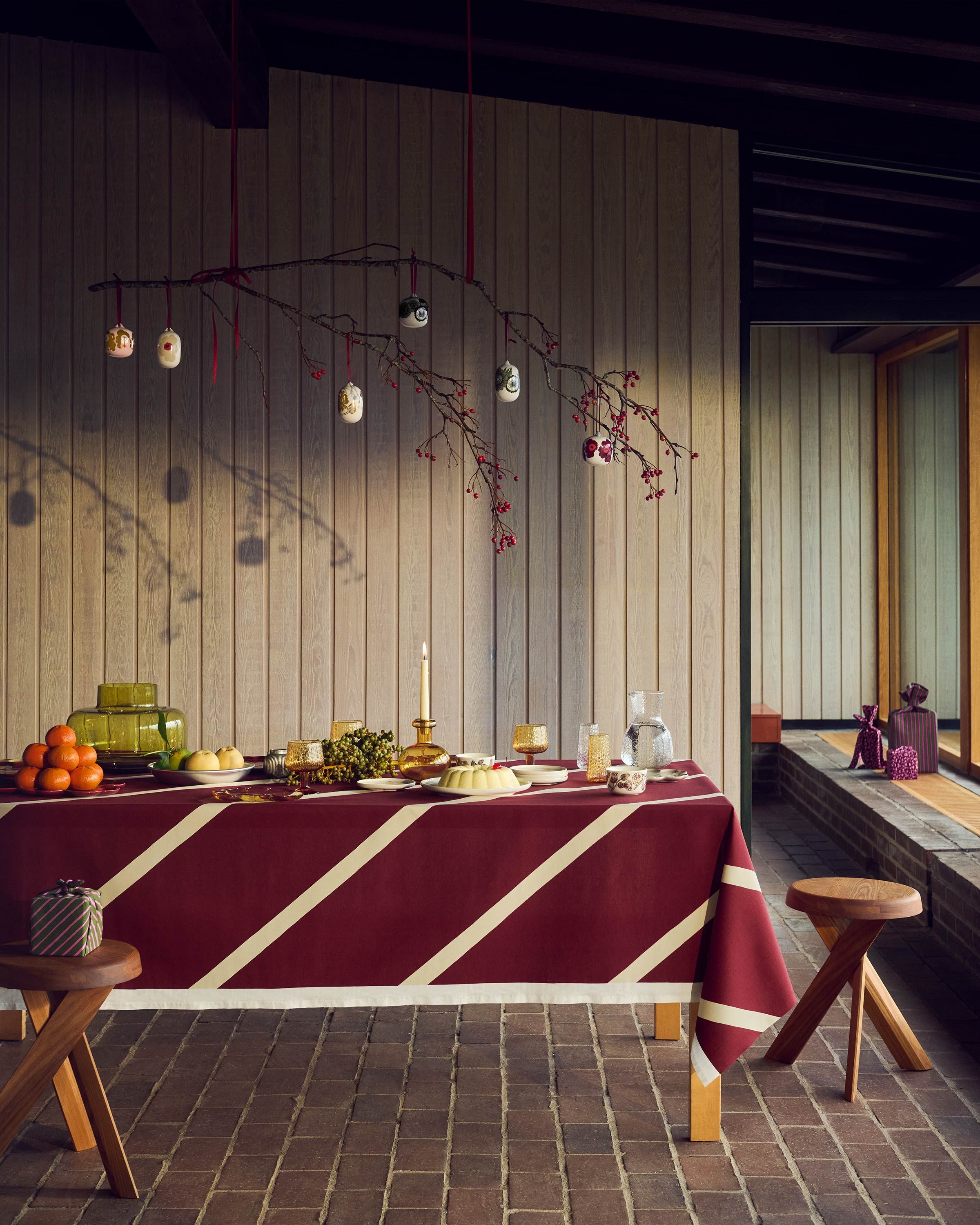 Juhlakattaus, jonka yläpuolella roikkuu koristeita.