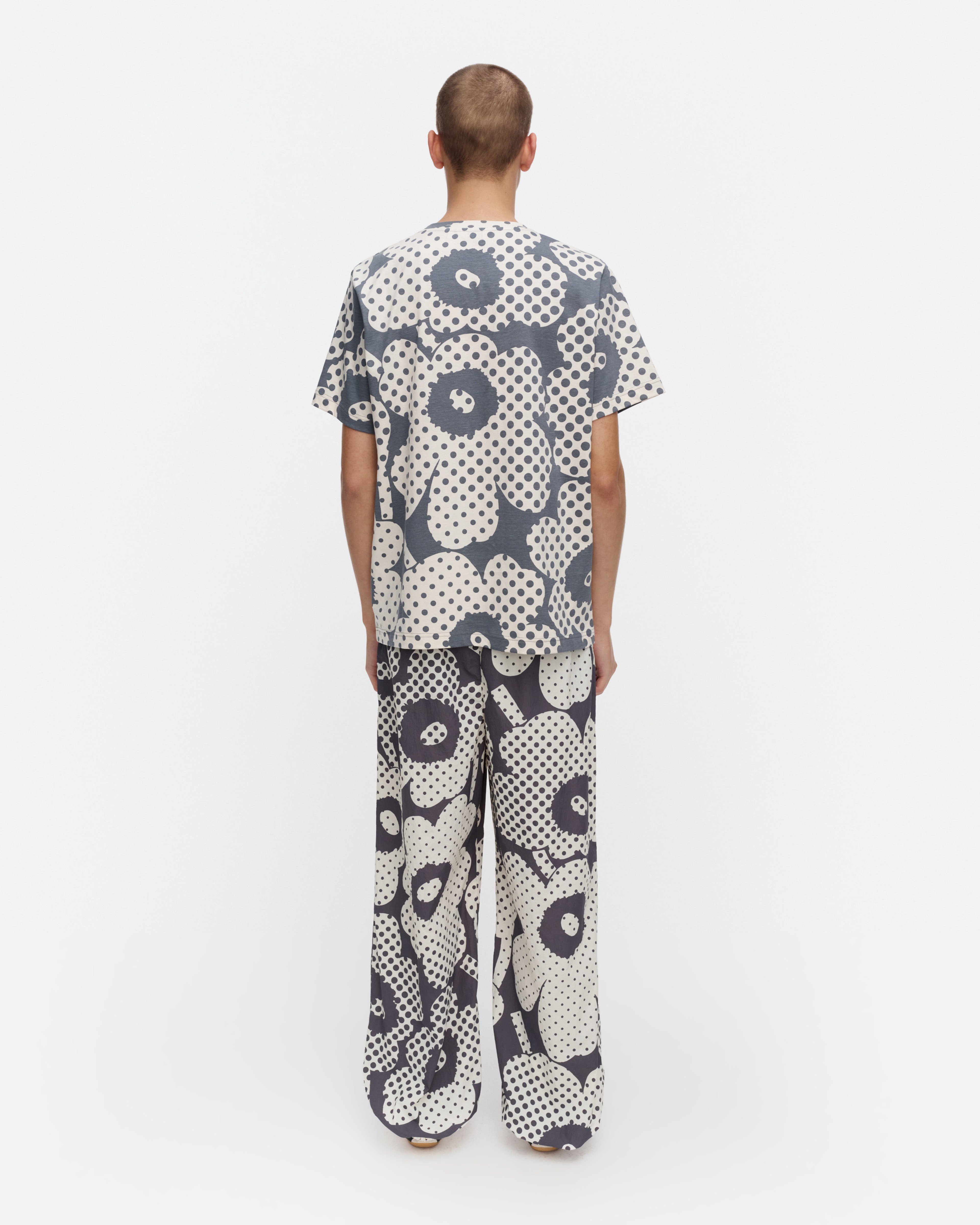 Embla Unikko, T-Shirt „Kioski“, Dunkelgrau, Cremefarben,