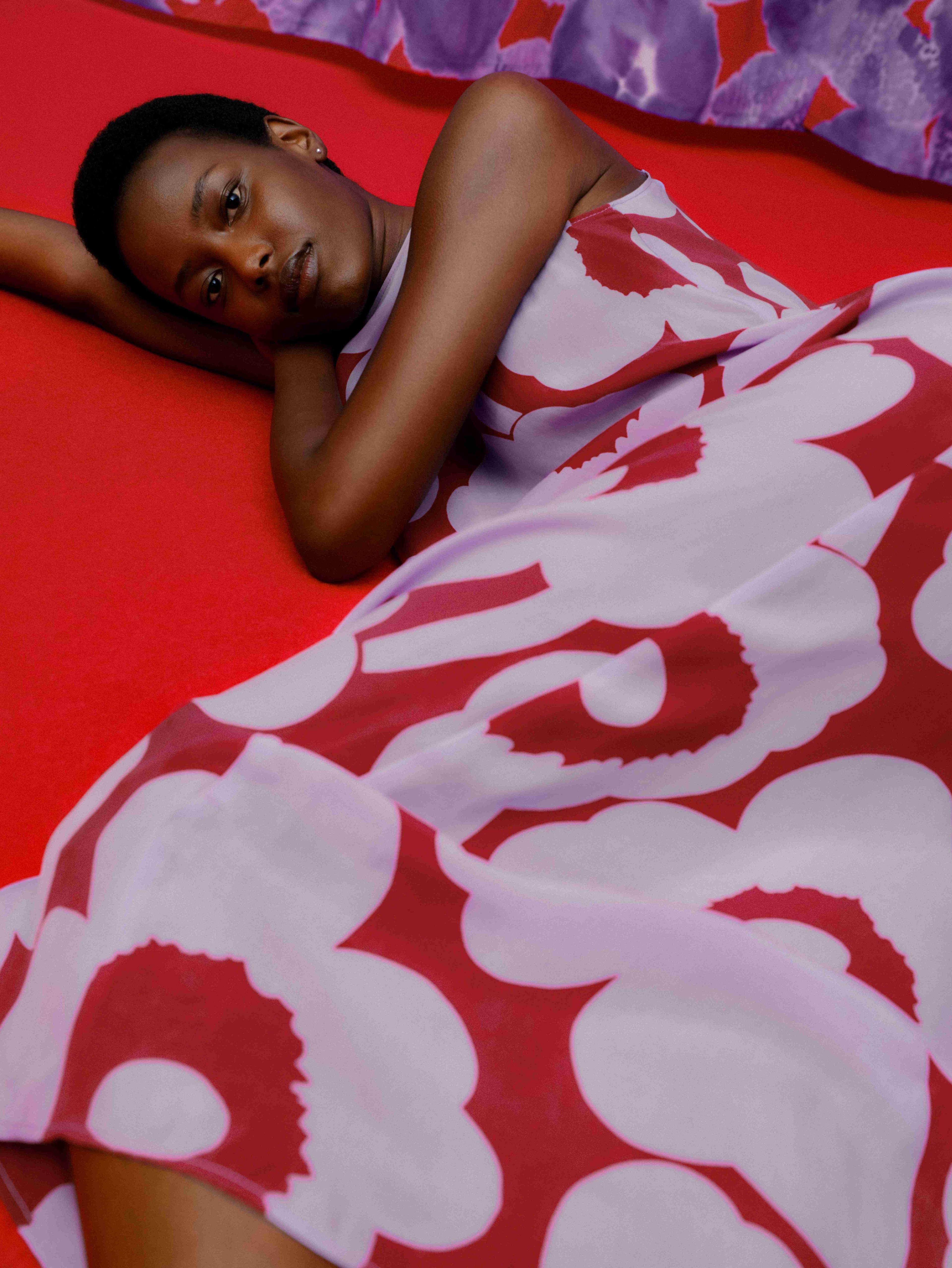 Model trägt das Migot-Kleid mit dem Unikko-Muster.