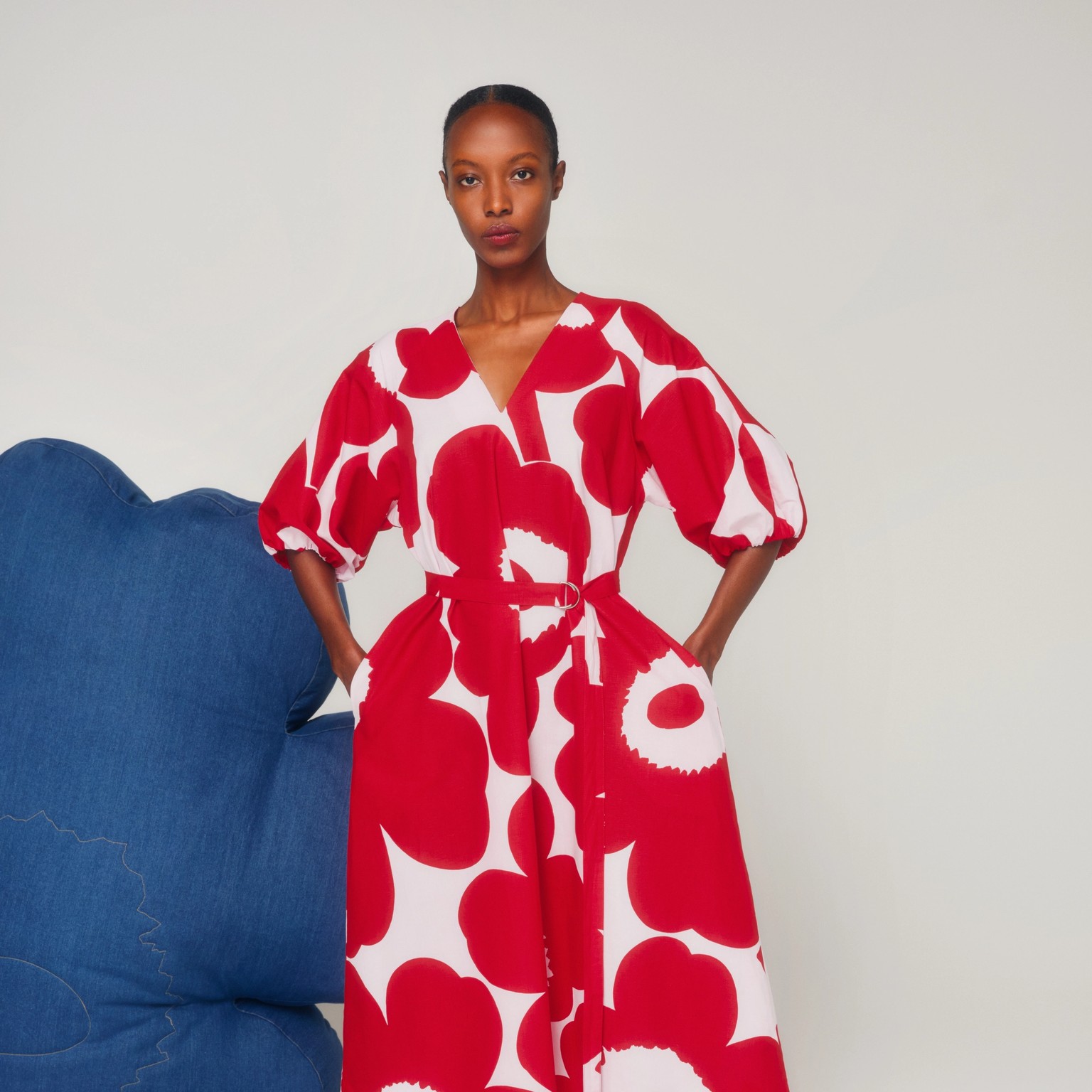 Model wearing linen dress in Unikko pattern.