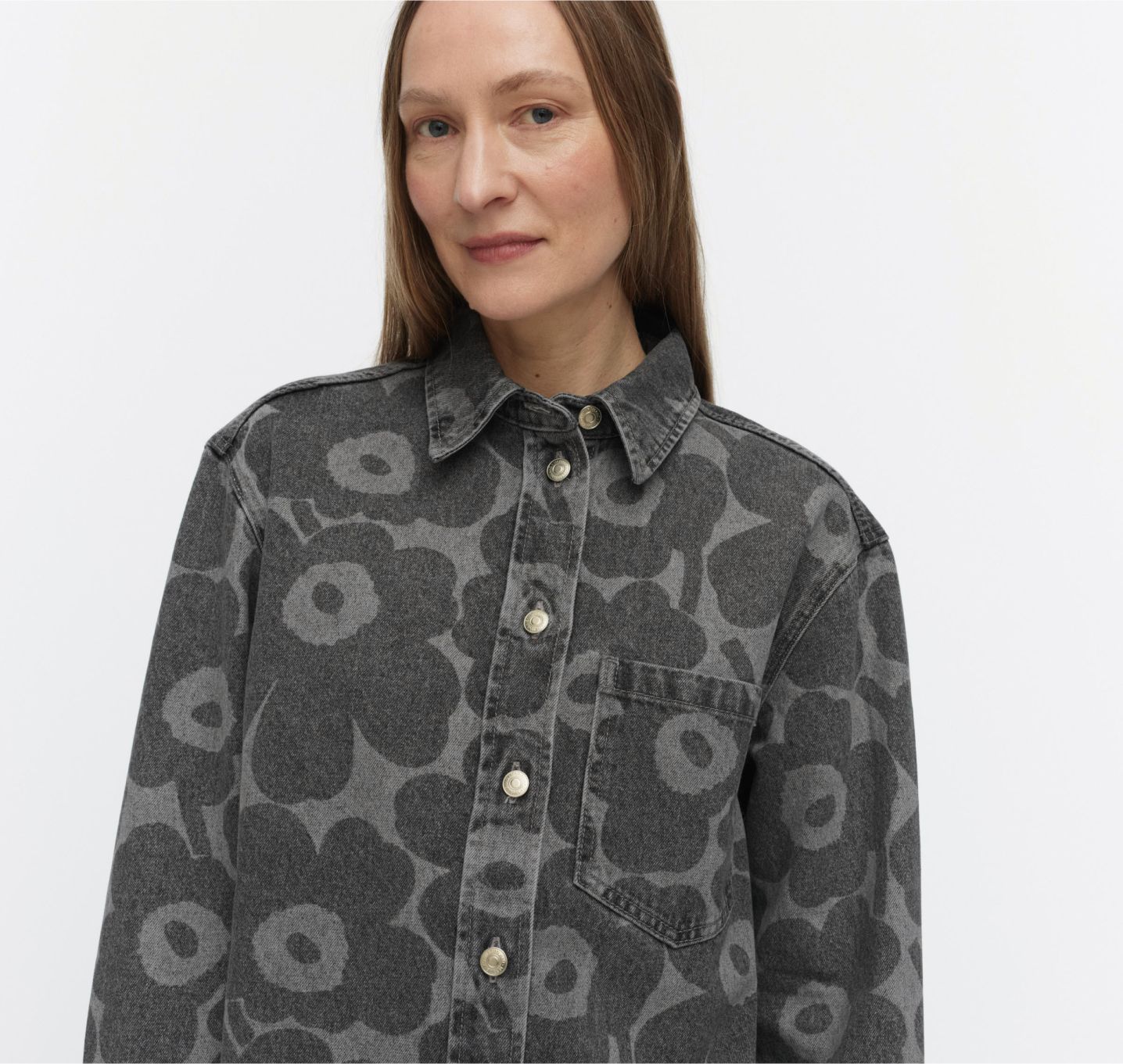 Model wearing Maridenim Vaihe shirt in grey Unikko pattern.